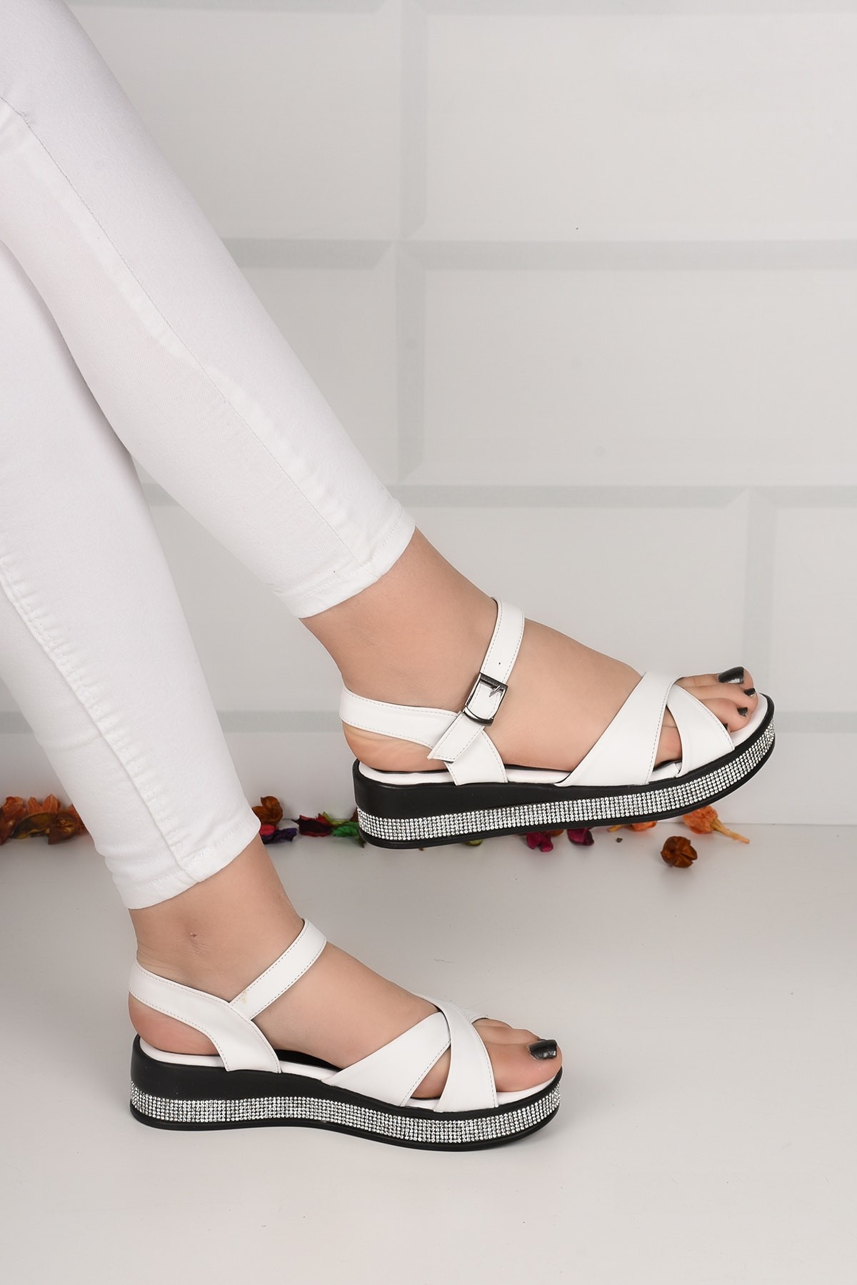 Beyaz Kadın Taşlı Düz Taban Çapraz Sandalet Ba21054