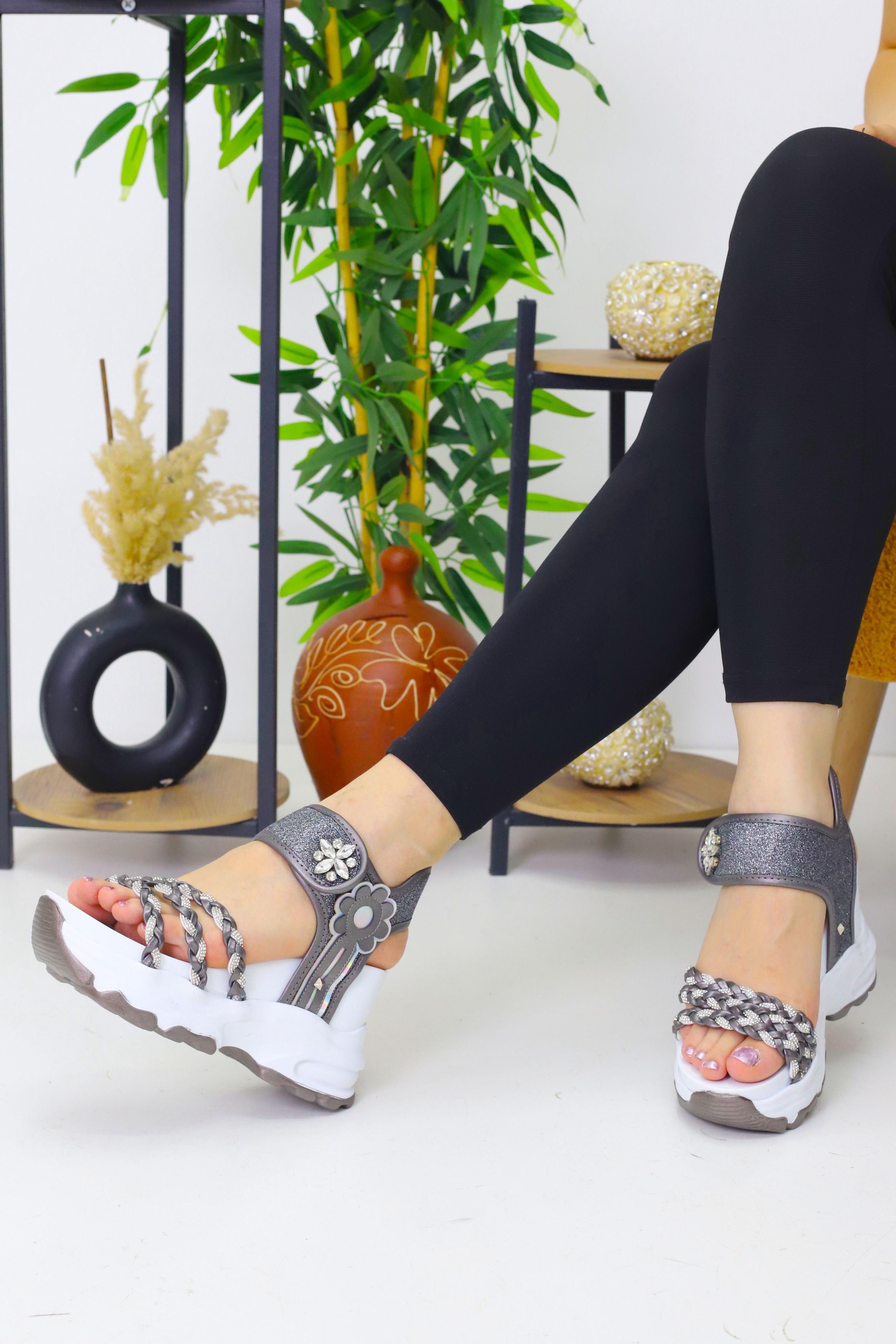 Kadın Gri Cırtlı 10 cm Gizli Topuk Sandalet WSB3074