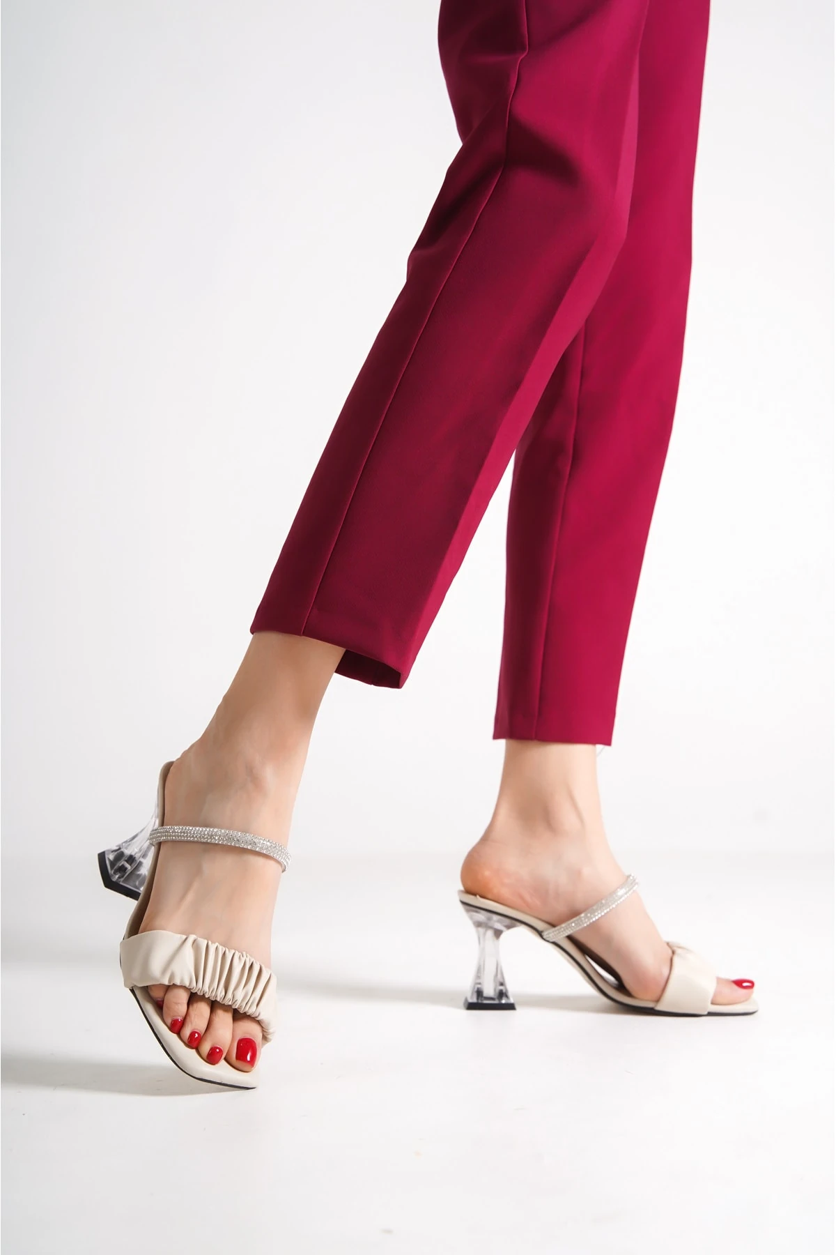 Bej Kadın Kıvrım Şeritli Taşlı Şeffaf Topuklu Sandalet Terlik Wsb0422