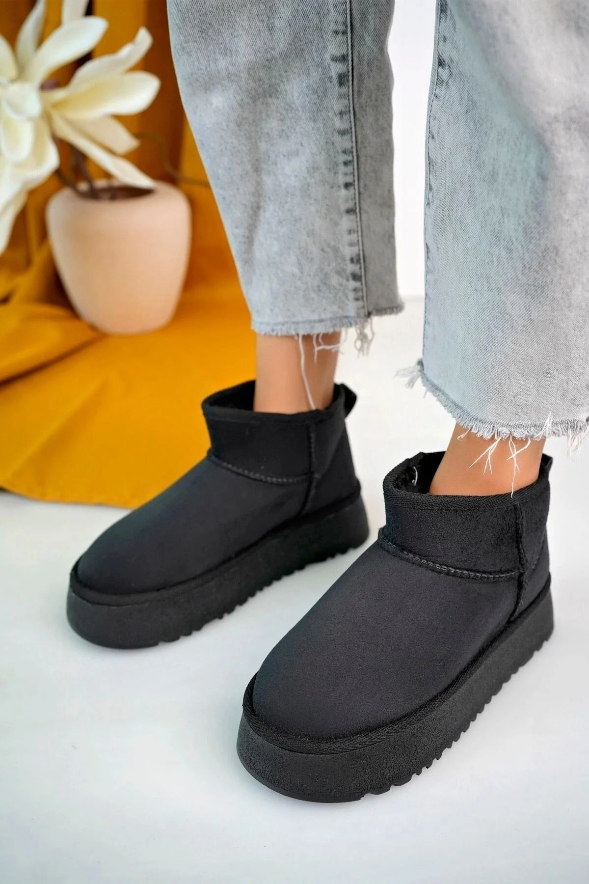Kadın Siyah Süet İçi Kürklü Kalın Taban Mini Bot WSB1116
