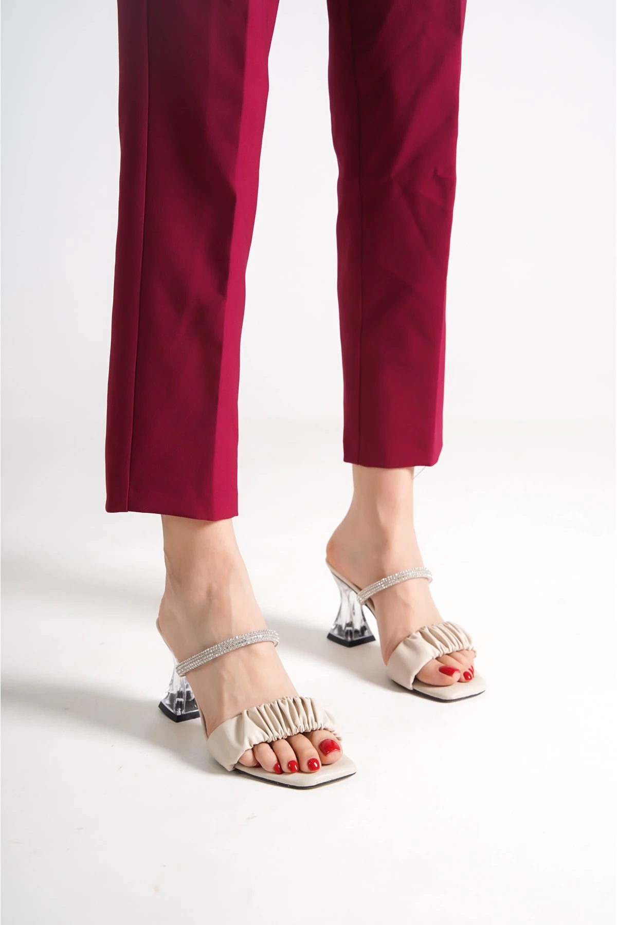 Bej Kadın Kıvrım Şeritli Taşlı Şeffaf Topuklu Sandalet Terlik Wsb0422