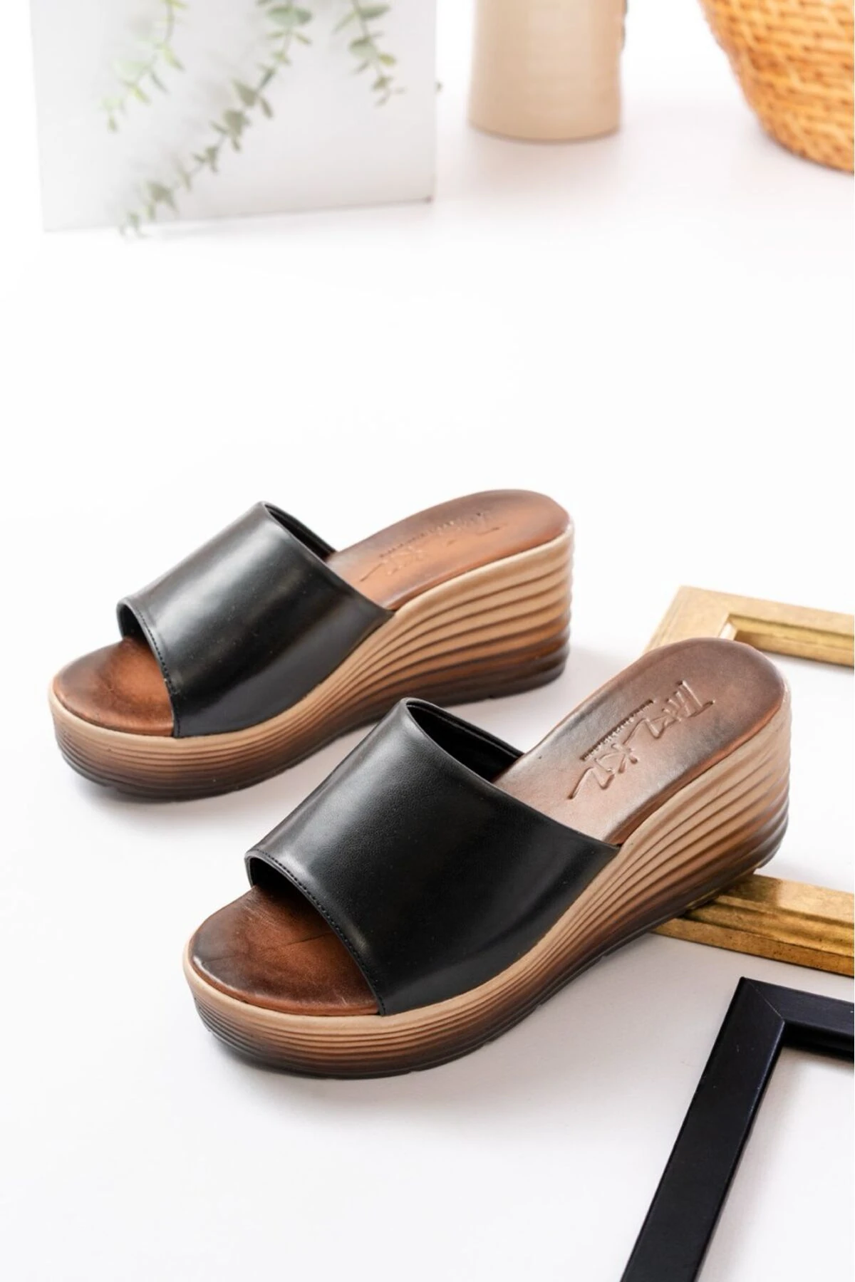 Siyah Deri Kadın Dolgu Topuk Rahat Taban Terlik Wsb2010