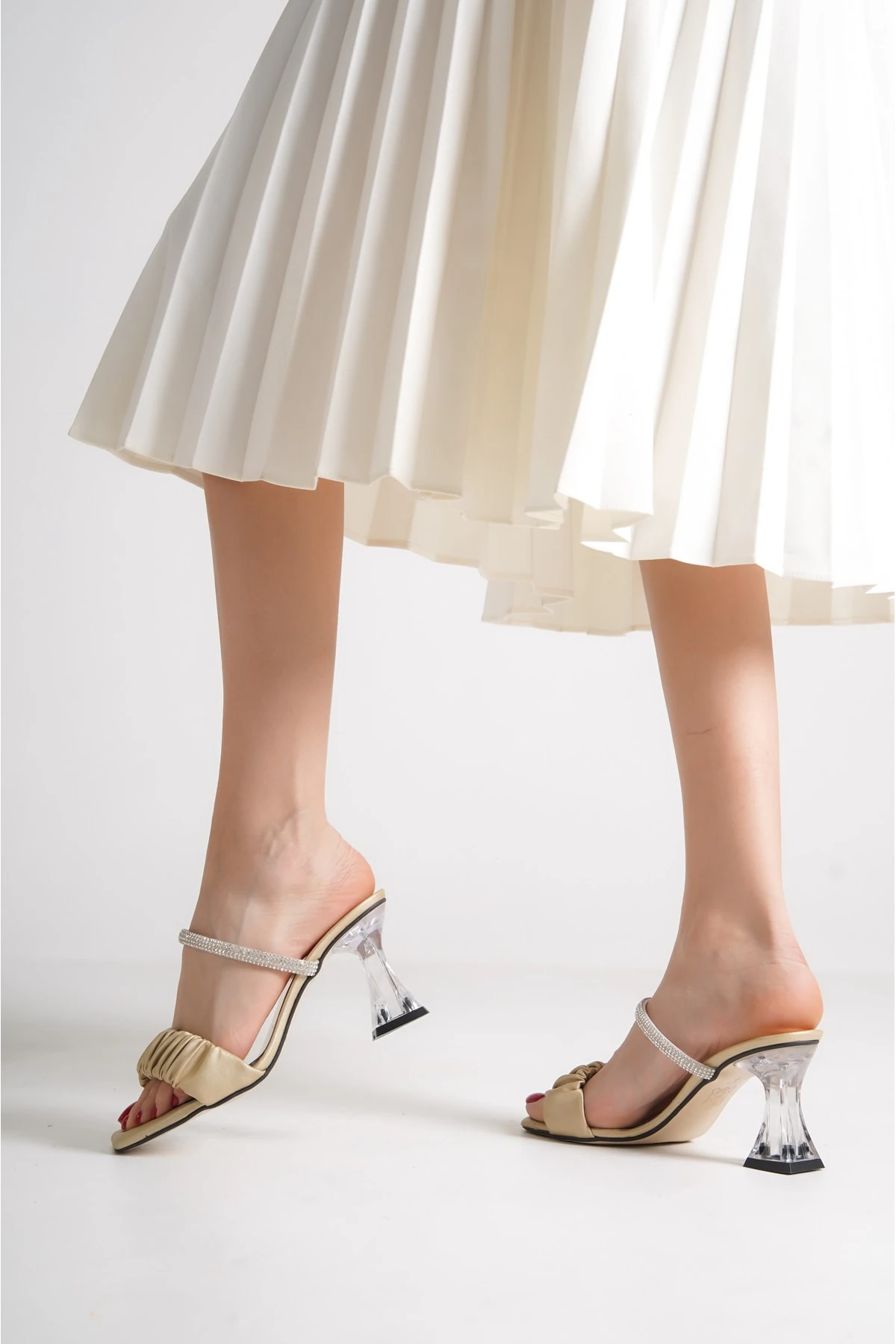 Gold Kadın Kıvrım Şeritli Taşlı Şeffaf Topuklu Sandalet Terlik Wsb0422