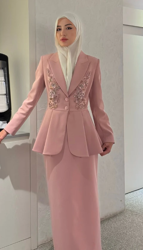 El İşlemeli Volanlı Blazer Etekli İkili Takım