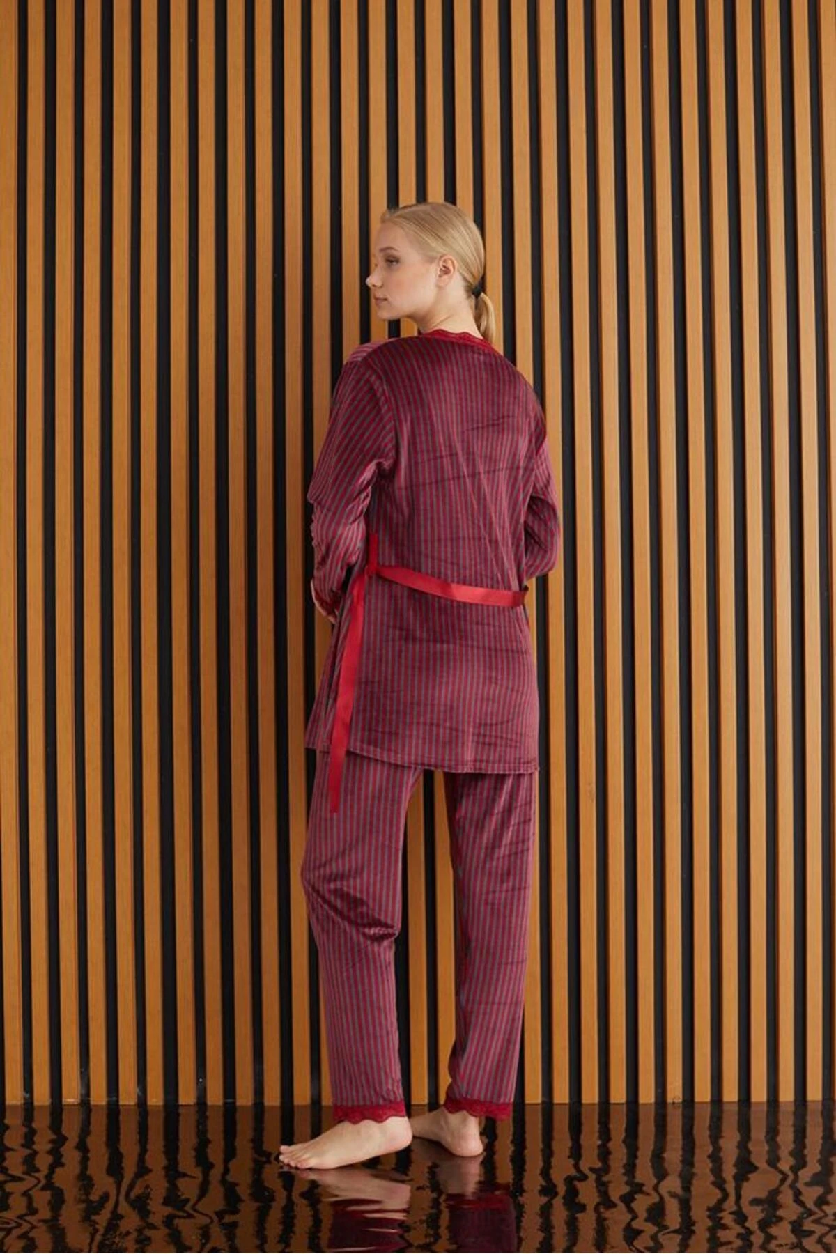 Vuntal Kadın Fransız Kadife Sabahlıklı Kışlık Pijama Takımı Şeritli