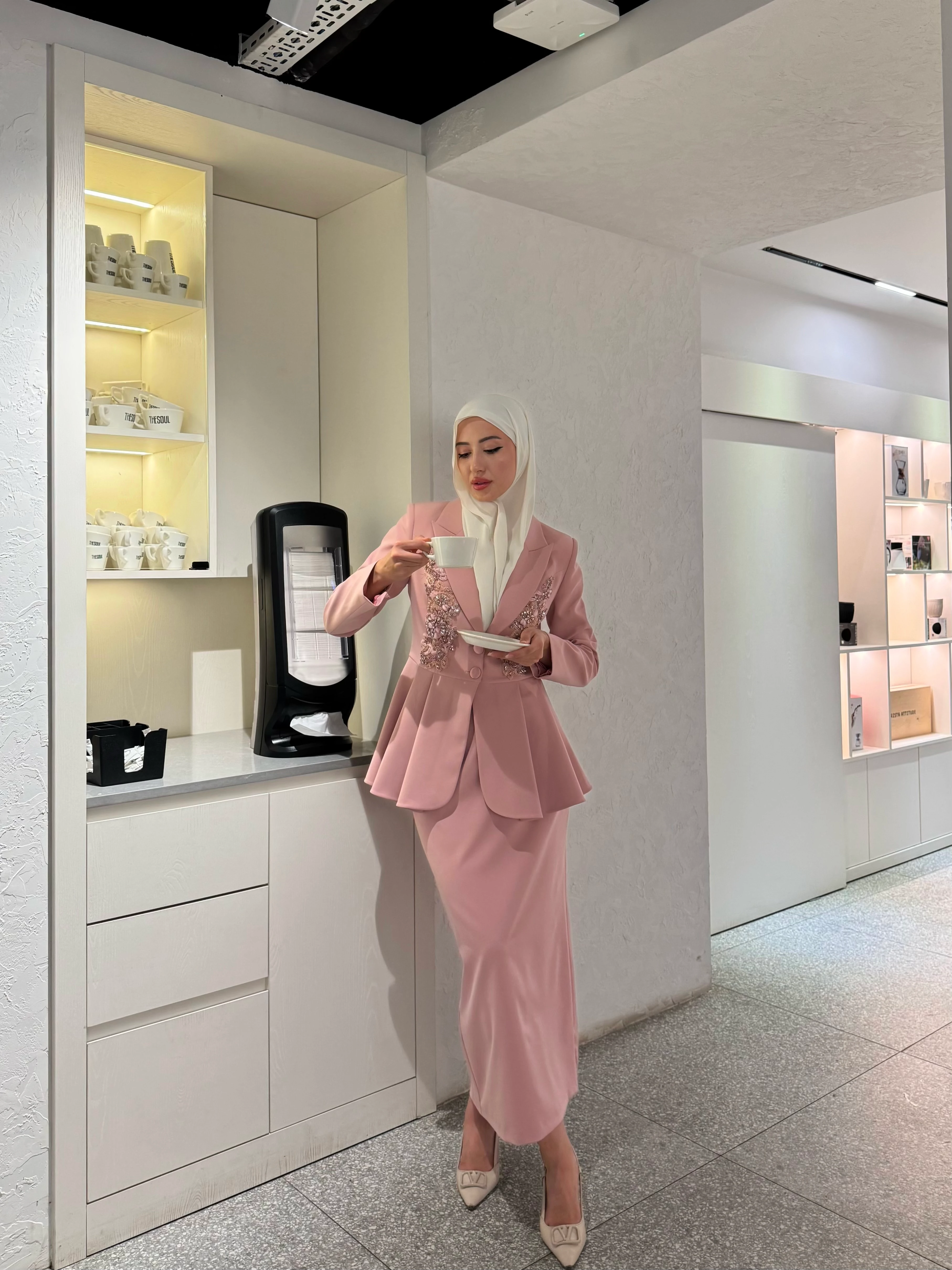 El İşlemeli Volanlı Blazer Etekli İkili Takım