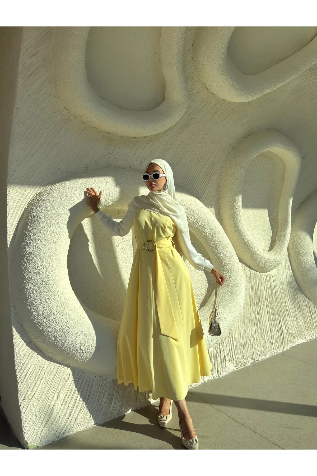 Kolsuz Uzun Kuşaklı Elbise Poliviskon - sarı