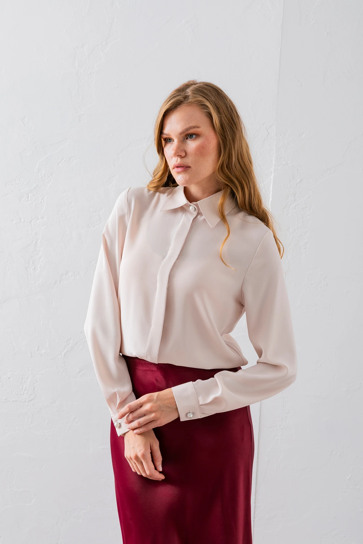 GİZLİ DÜĞMELİ İNCE DETAY GÖMLEK