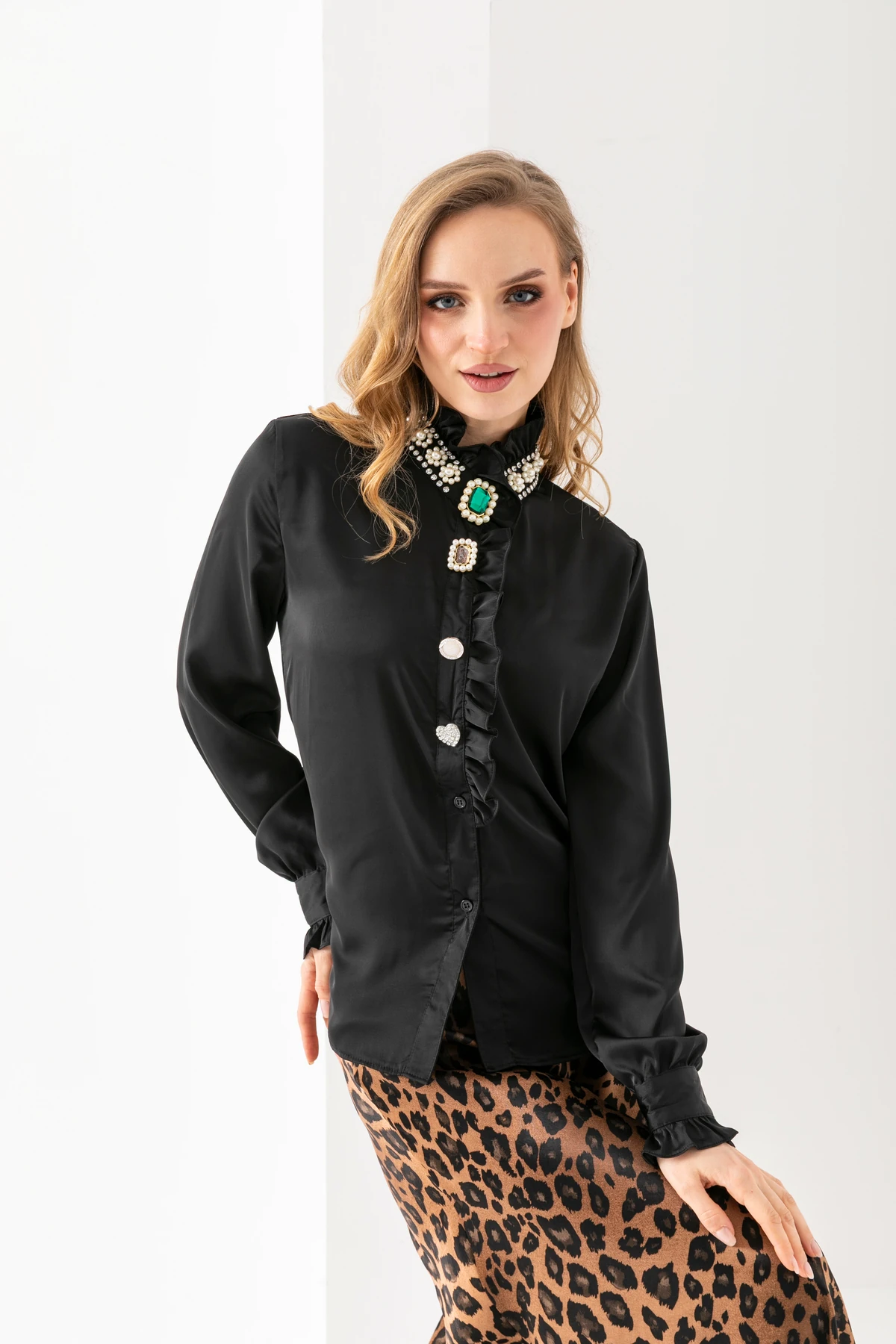 Kadın Aksesuar Detaylı Saten Gömlek