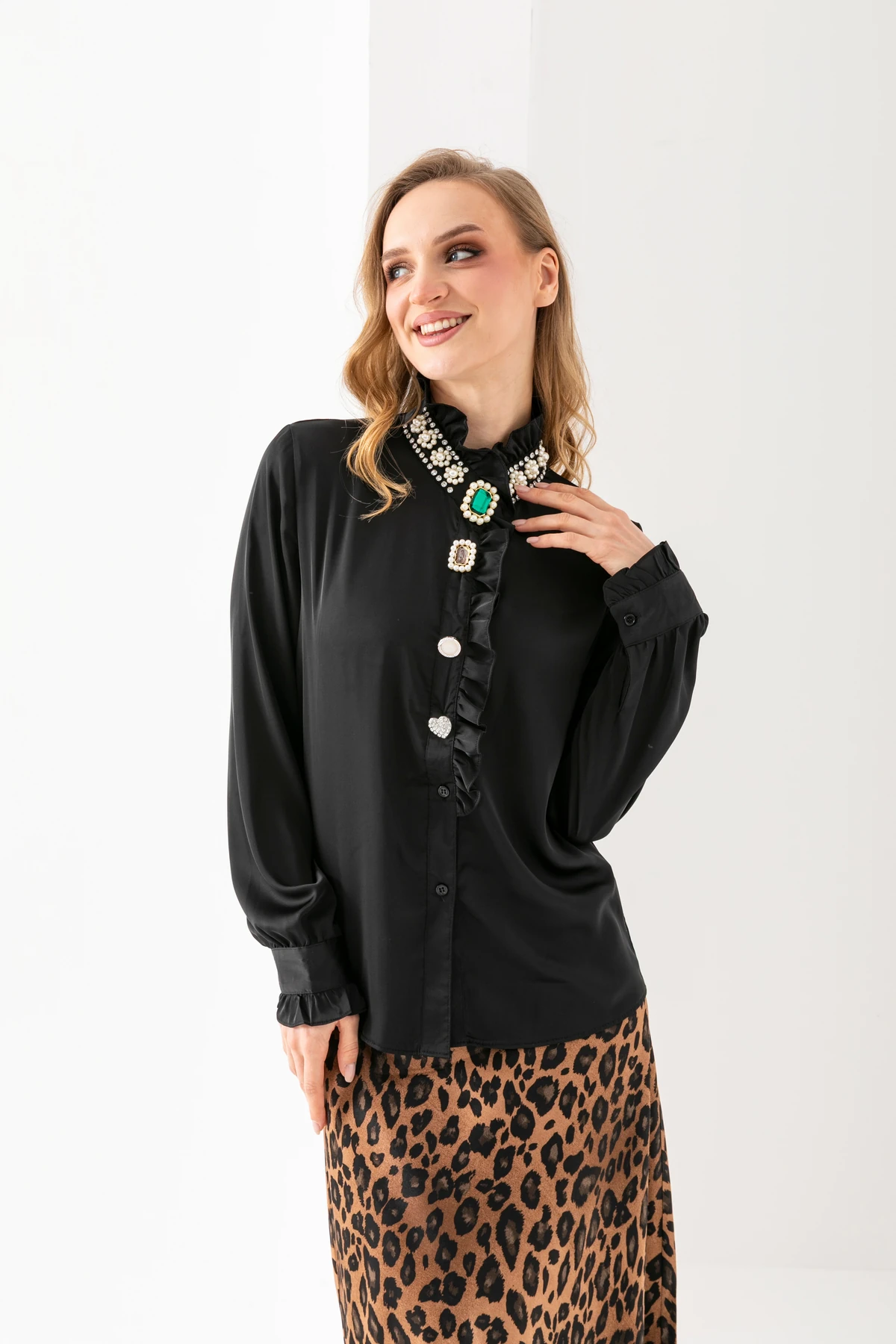 Kadın Aksesuar Detaylı Saten Gömlek