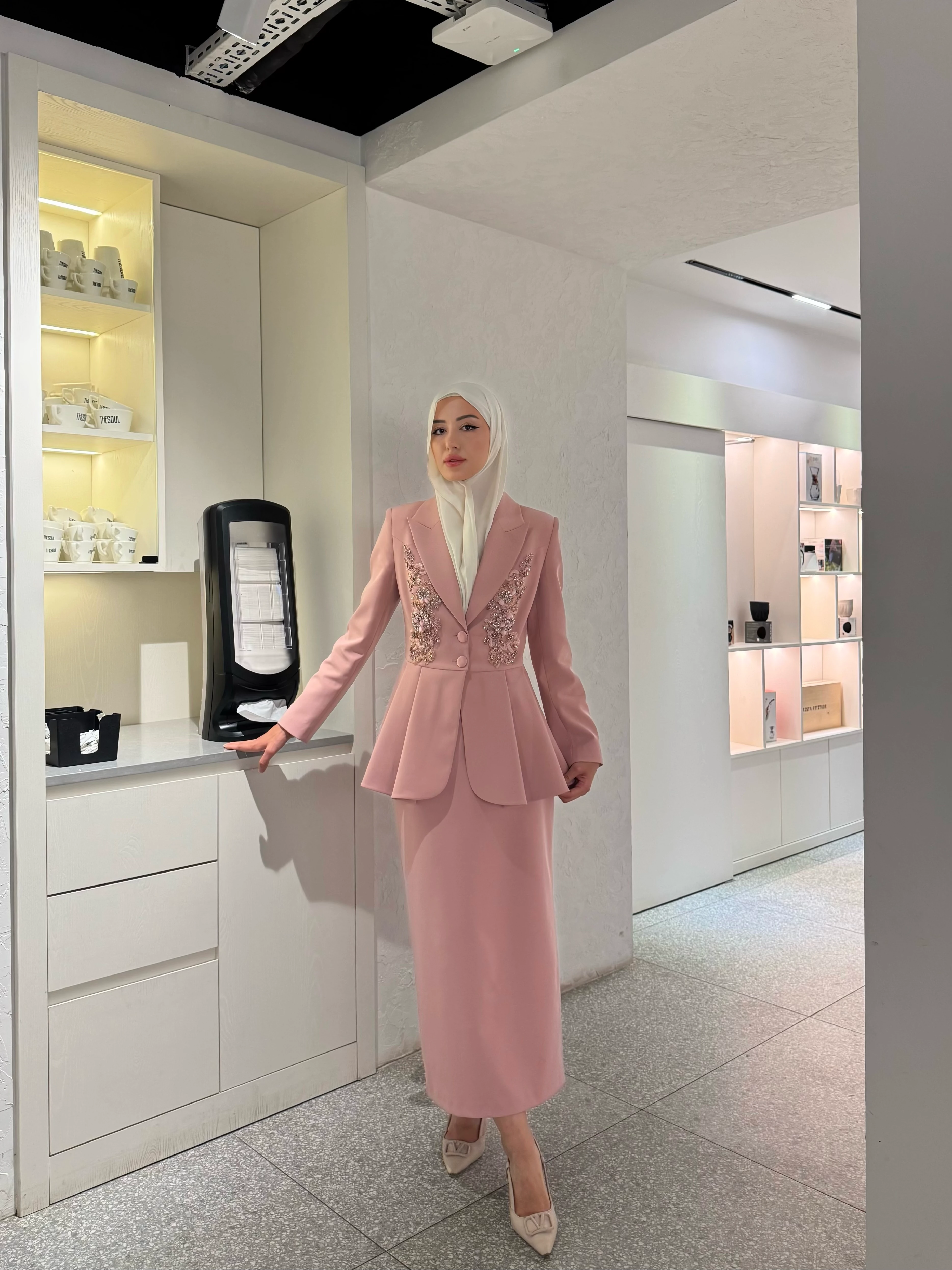 El İşlemeli Volanlı Blazer Etekli İkili Takım