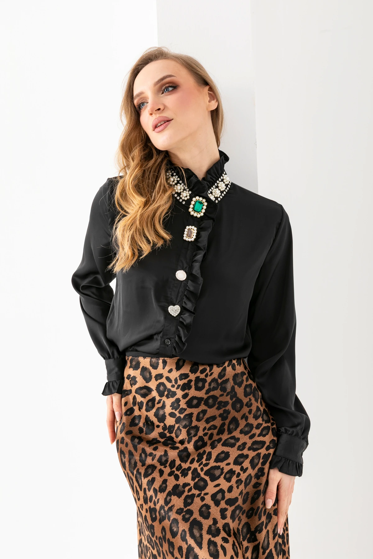 Kadın Aksesuar Detaylı Saten Gömlek