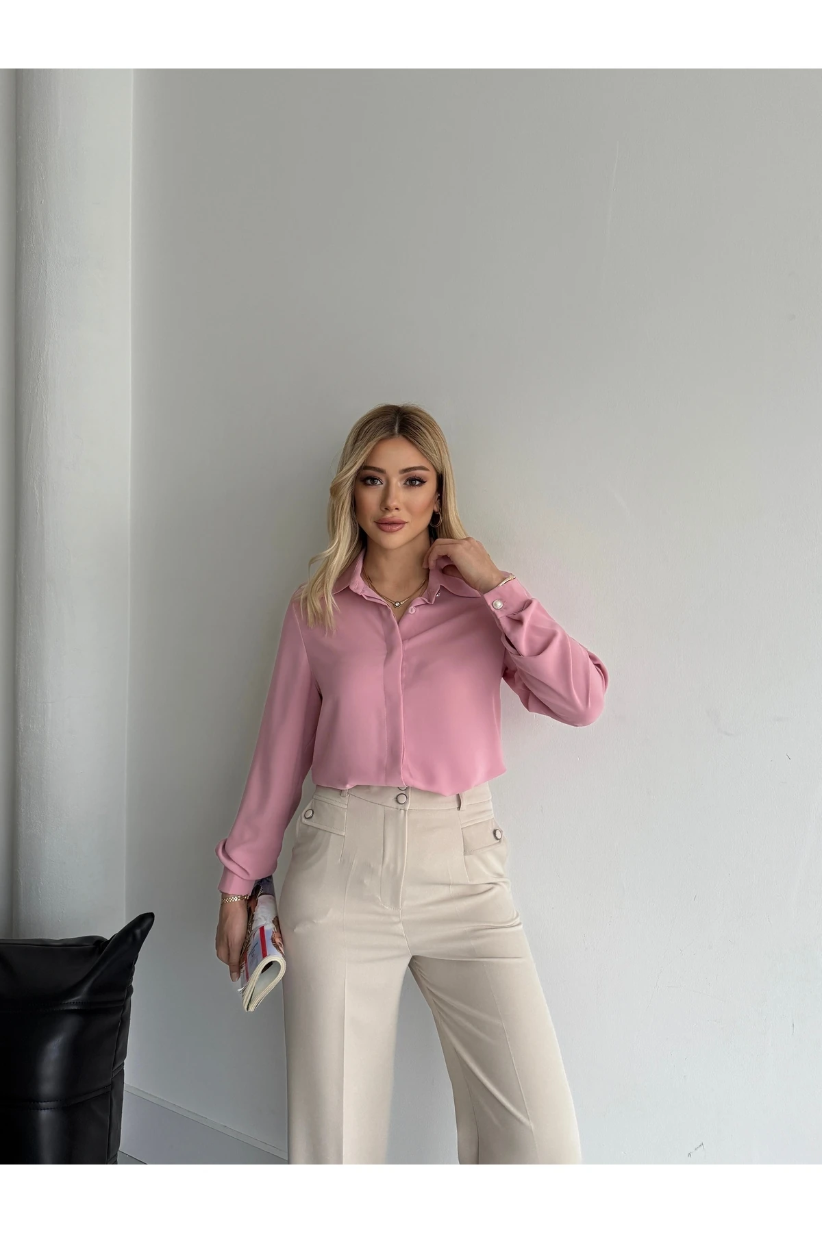GİZLİ DÜĞMELİ İNCE DETAY GÖMLEK - pudra