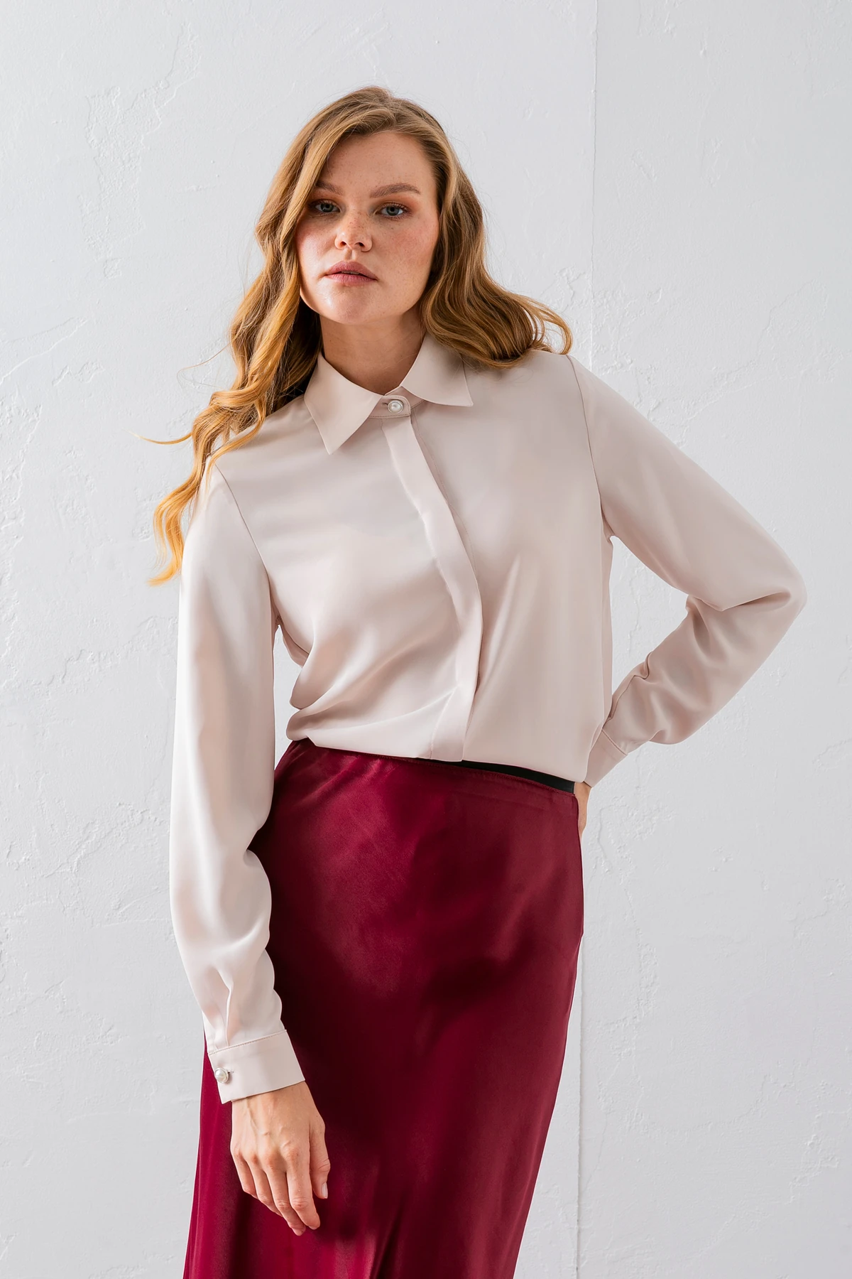 GİZLİ DÜĞMELİ İNCE DETAY GÖMLEK - bej