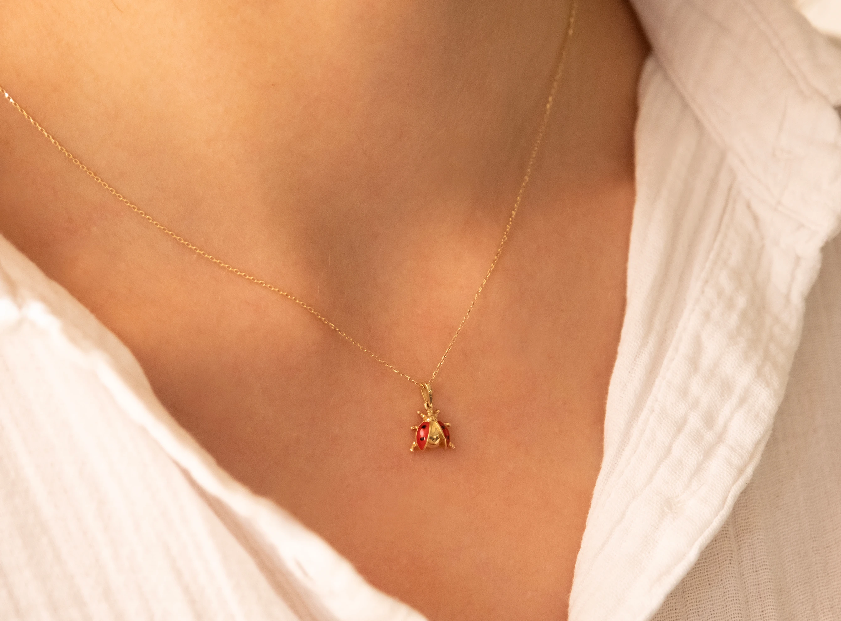 Noachus Altın Uğur Böceği Kolye