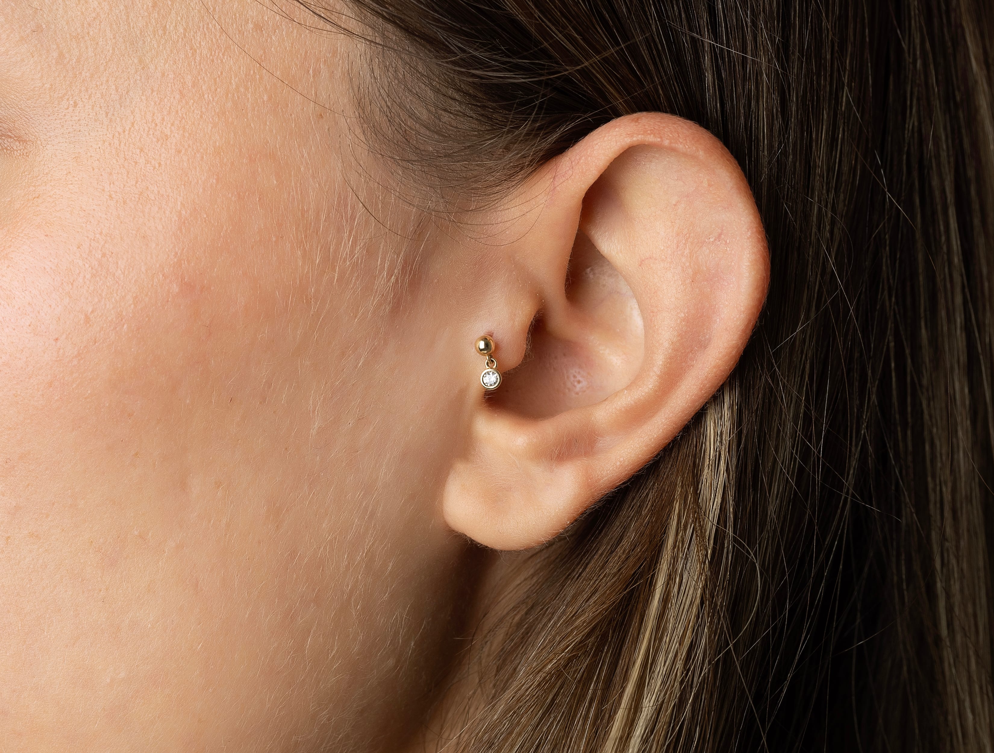 Altın Sallantılı Tektaş Tragus Piercing