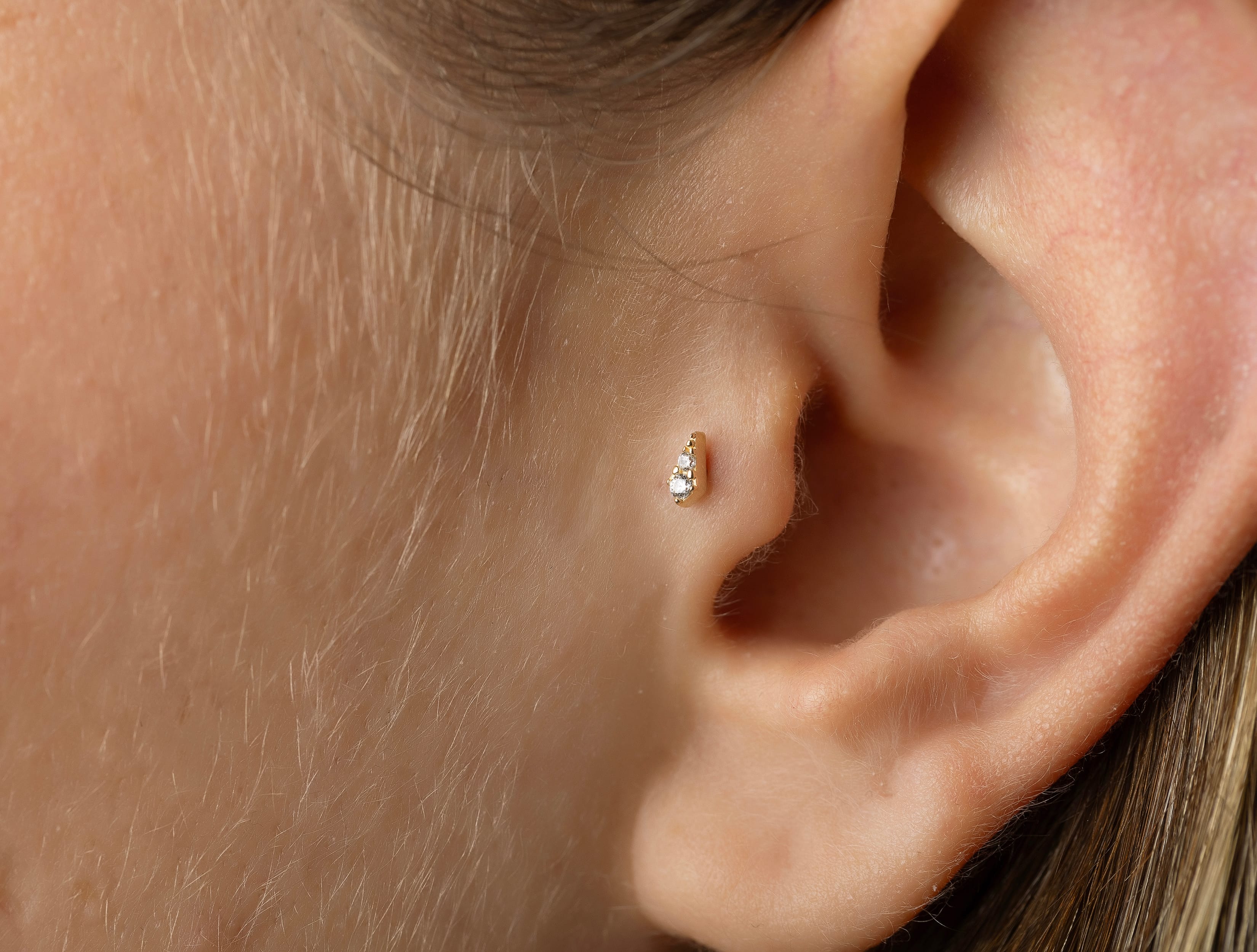 Altın Mini Taşlı Tragus Piercing