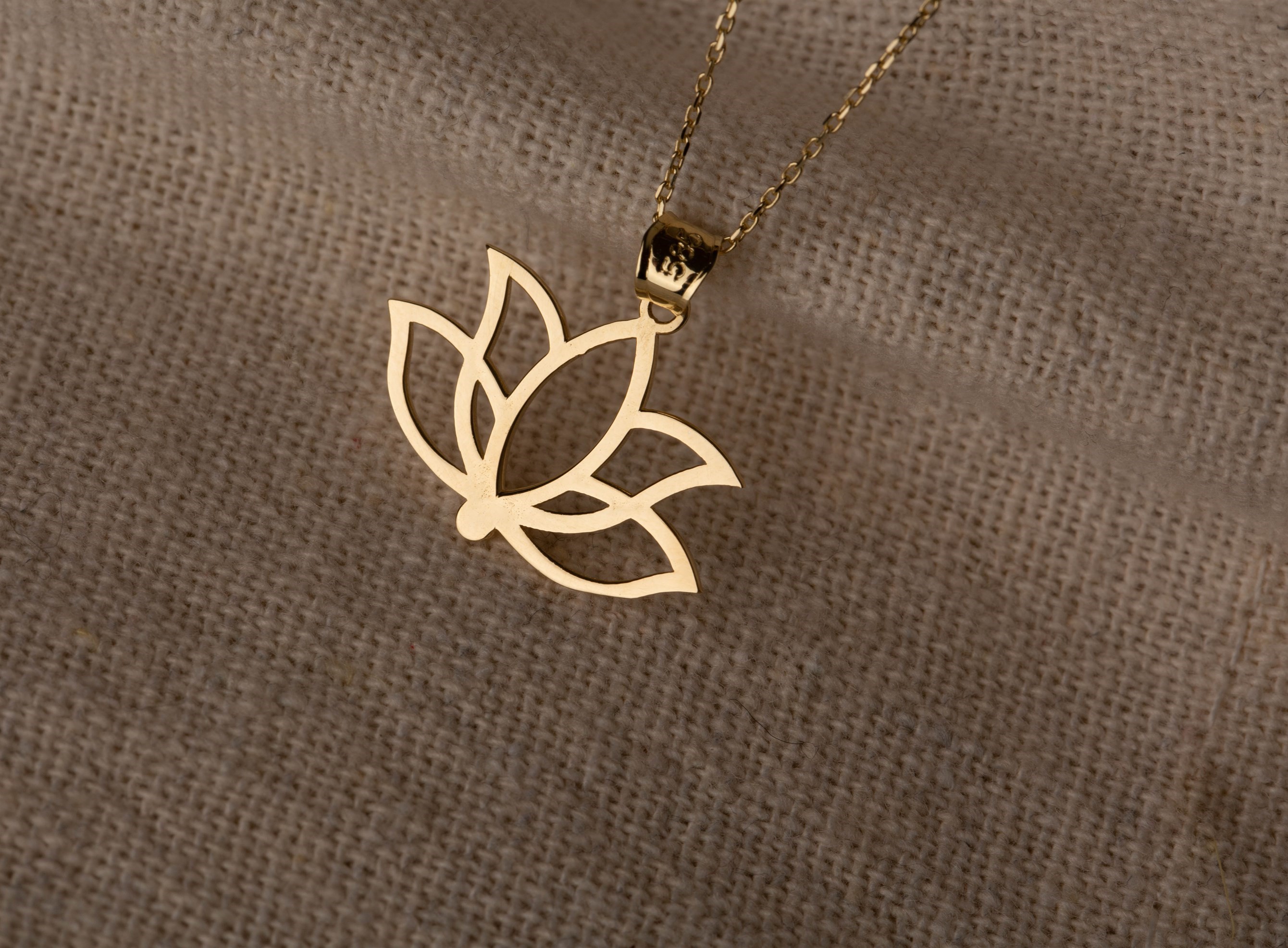 Altın Lotus Kolye