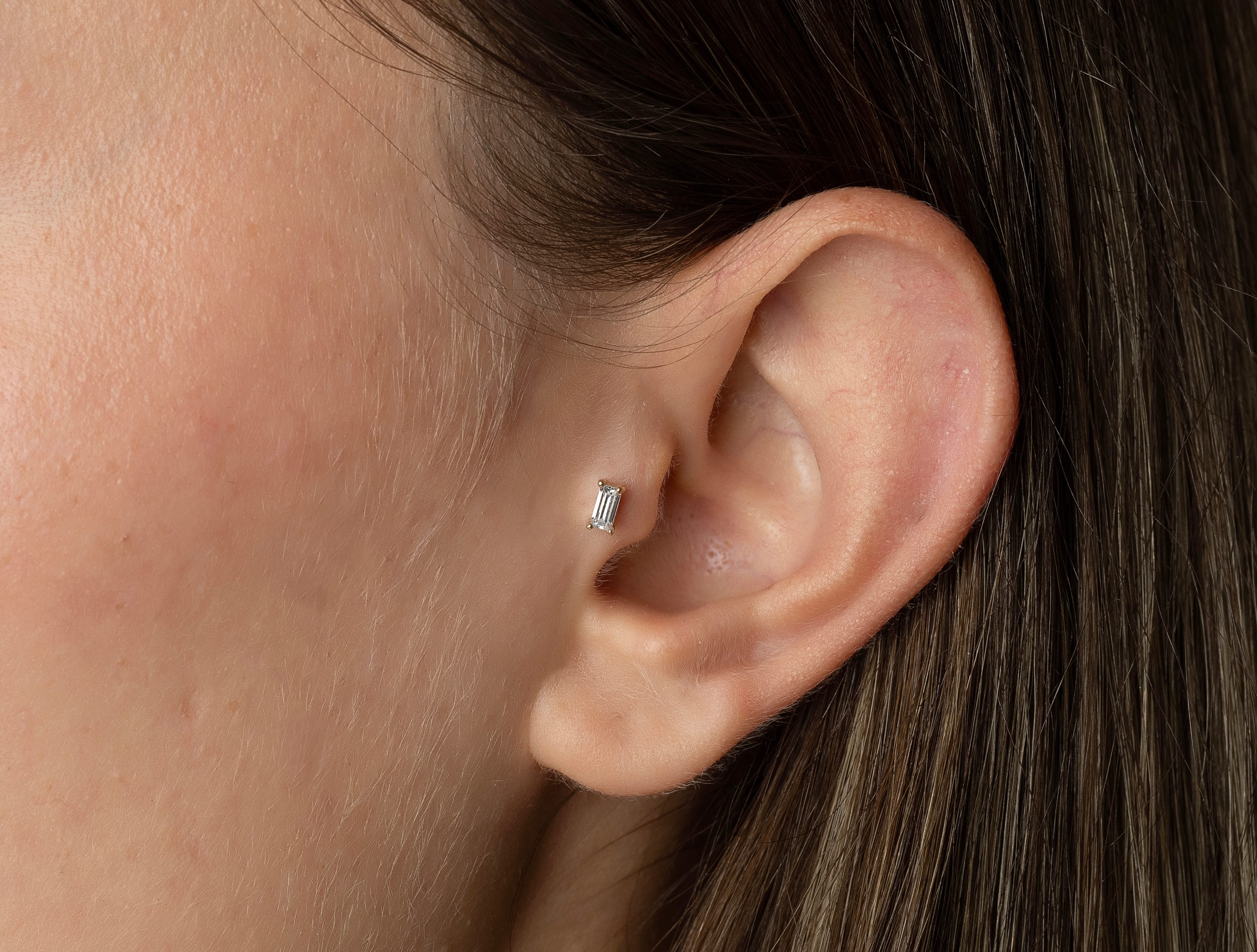 Altın Baget Taşlı Tragus Piercing