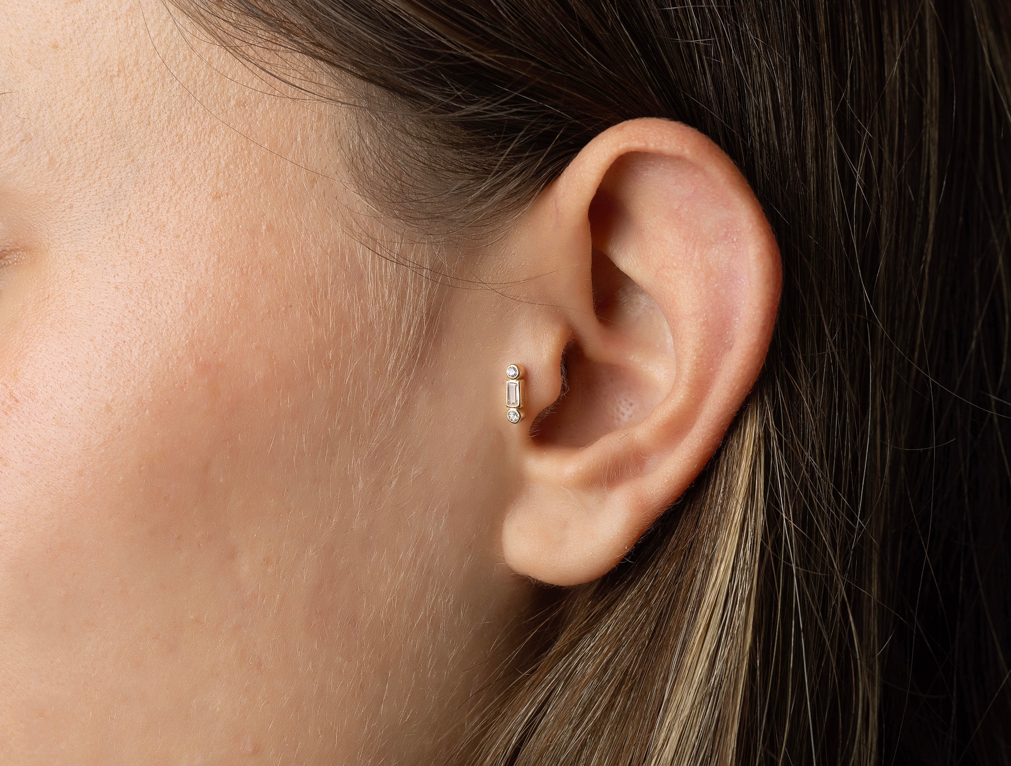 Altın Baget Taşlı Tragus Piercing