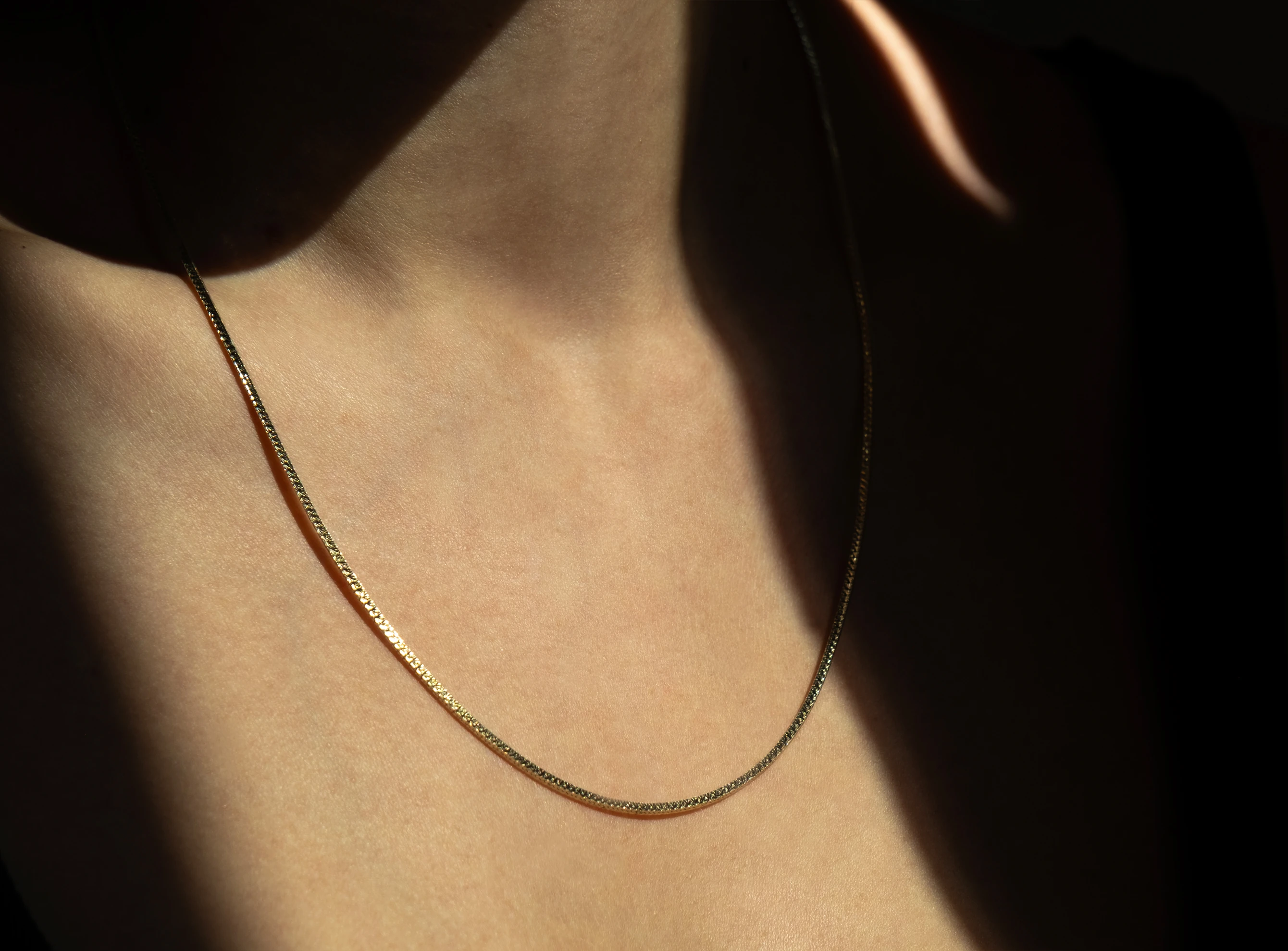 Altın Işıltılı Küp Zincir Kolye