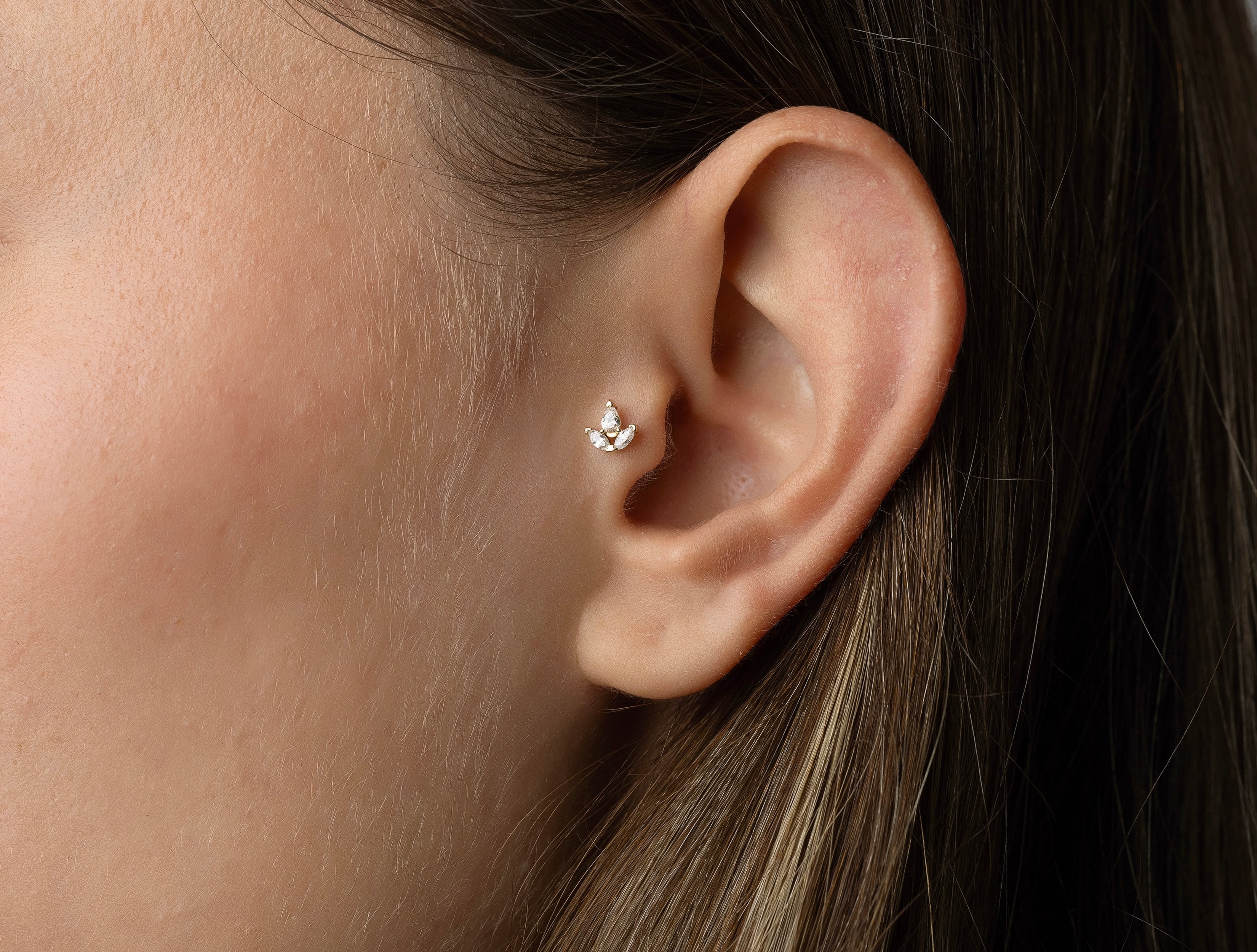 Altın Taşlı Lotus Tragus Piercing
