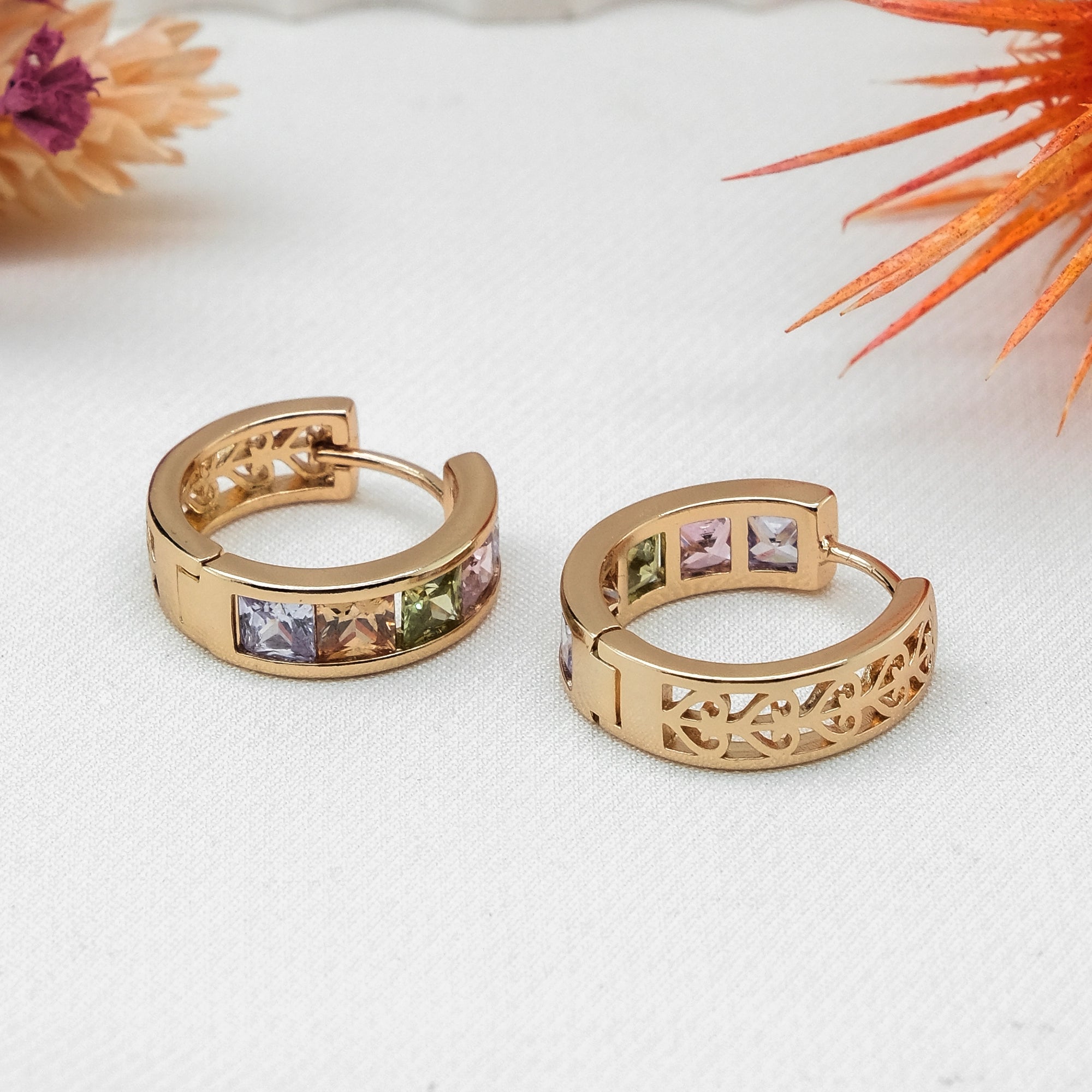 ALTIN KAPLAMA KARE RENKLİ TAŞLI KÜPE