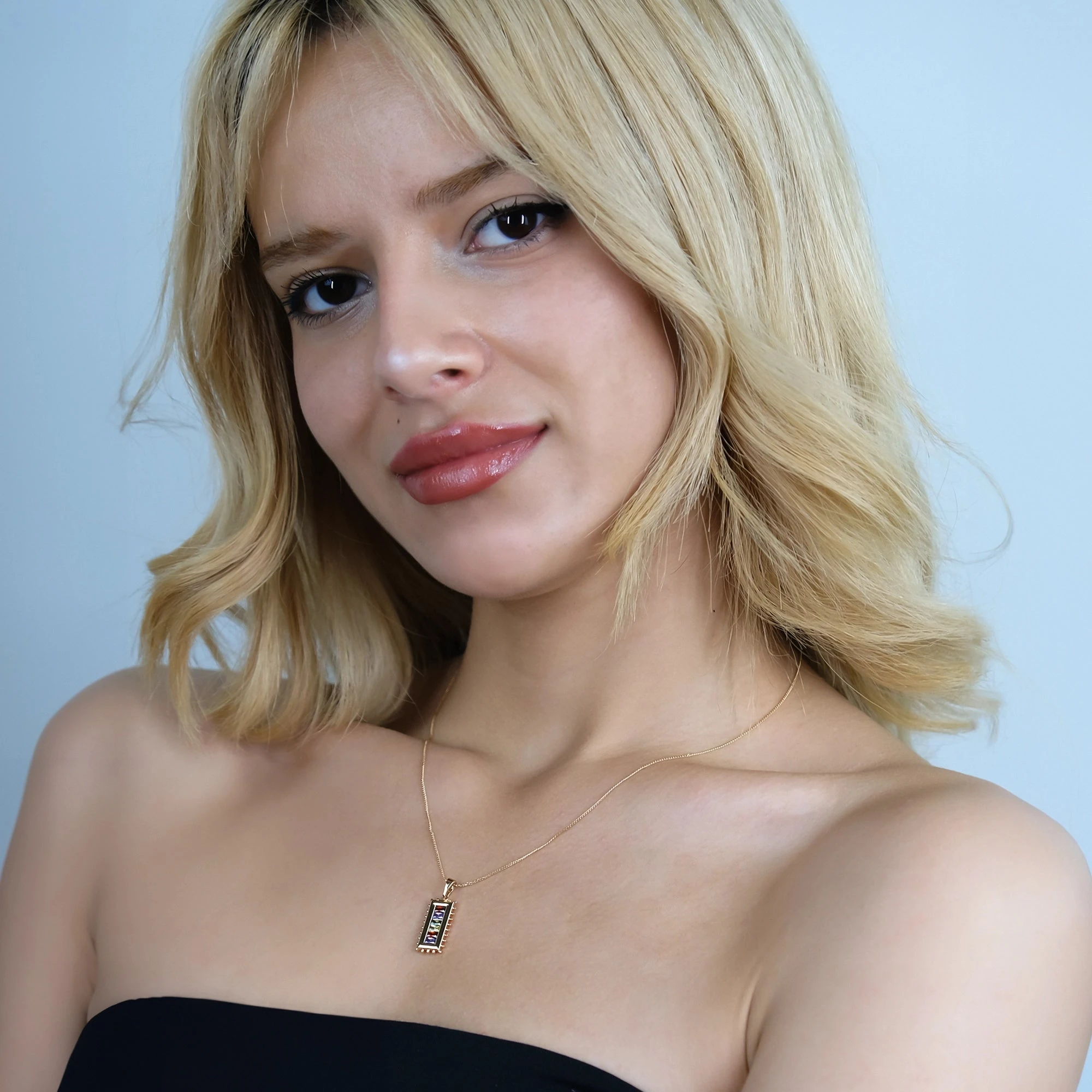 ALTIN KAPLAMA RENKLİ TAŞLI OTANTİK KOLYE