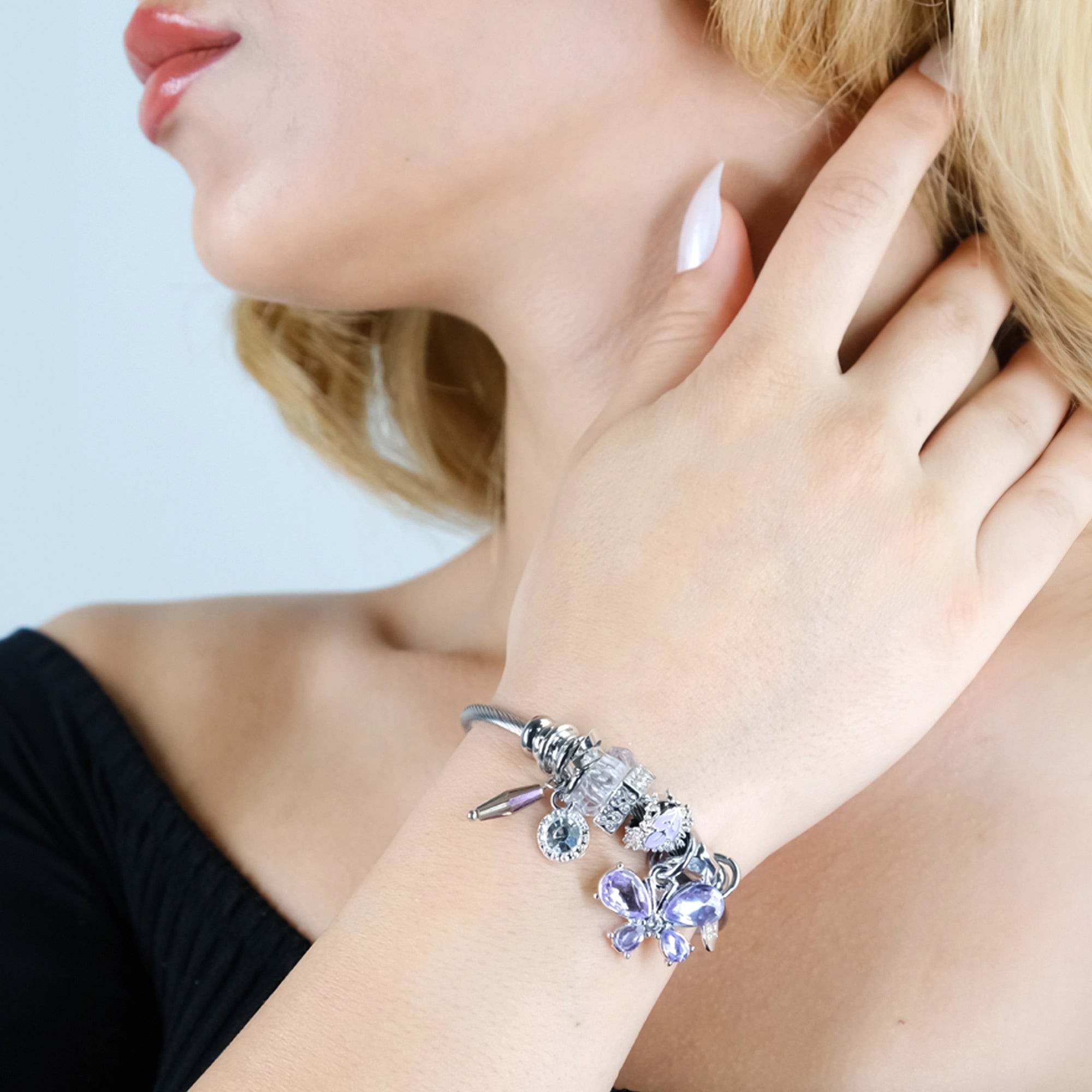 MOR KELEBEKLİ CHARM BİLEKLİK