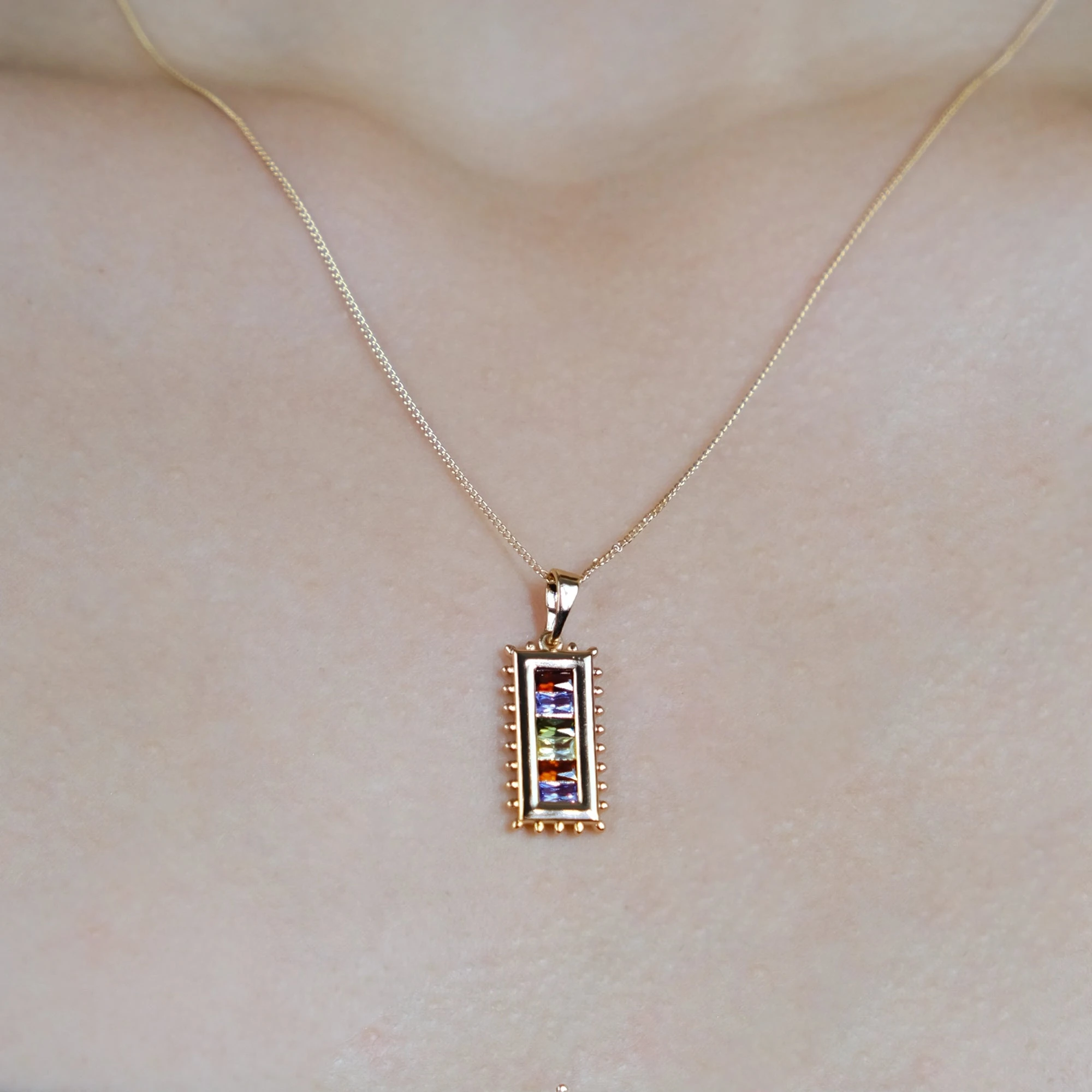 ALTIN KAPLAMA RENKLİ TAŞLI OTANTİK KOLYE