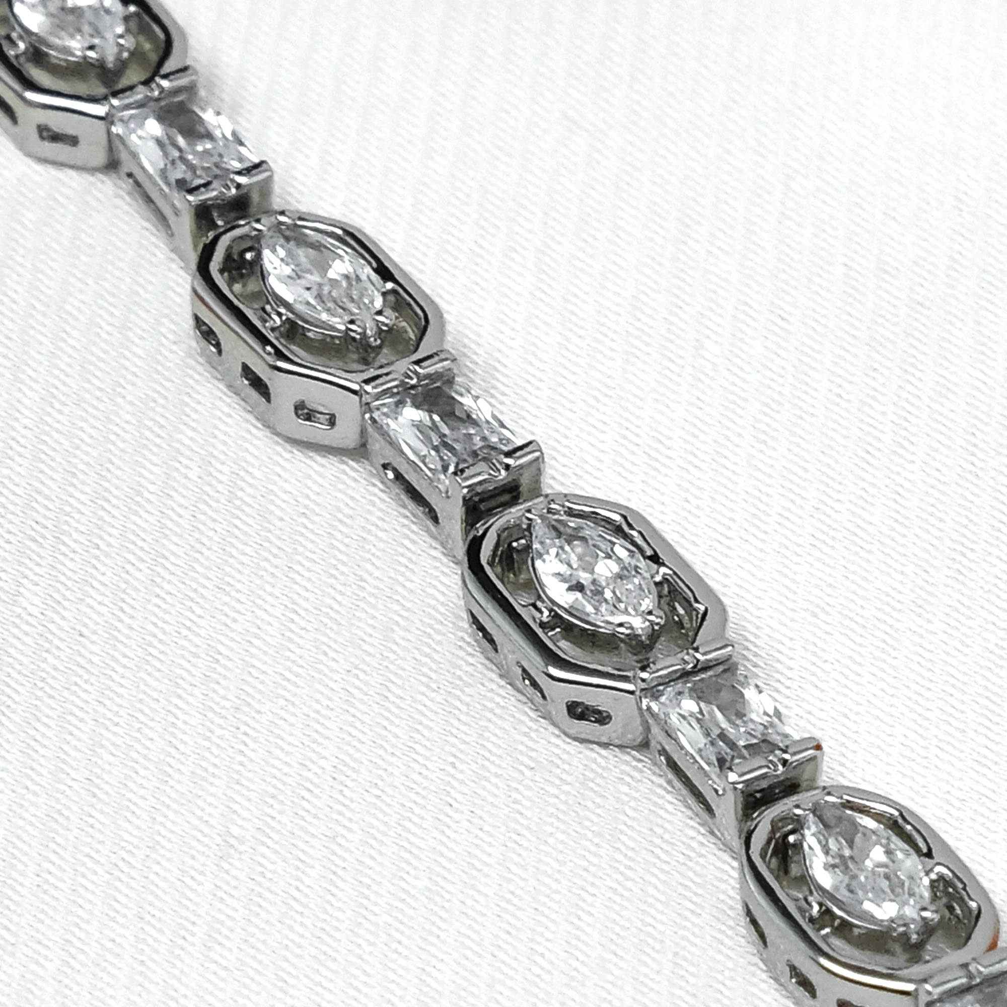 SWAROVSKİ TAŞLI LİNDA BİLEKLİK