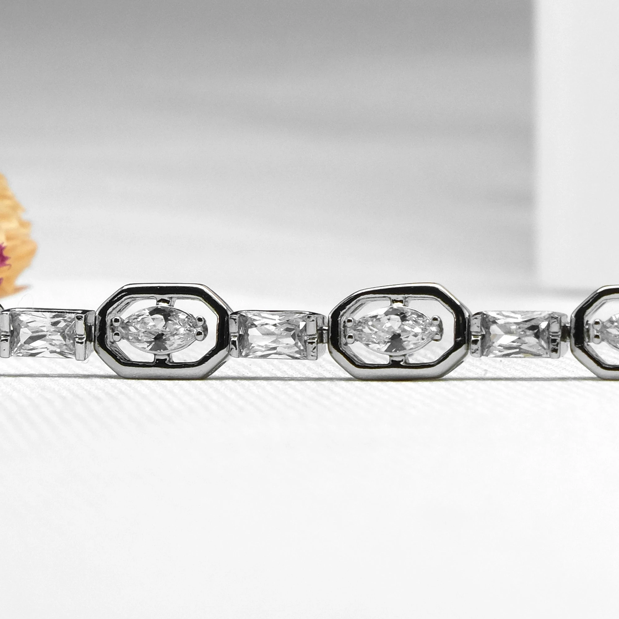 SWAROVSKİ TAŞLI LİNDA BİLEKLİK