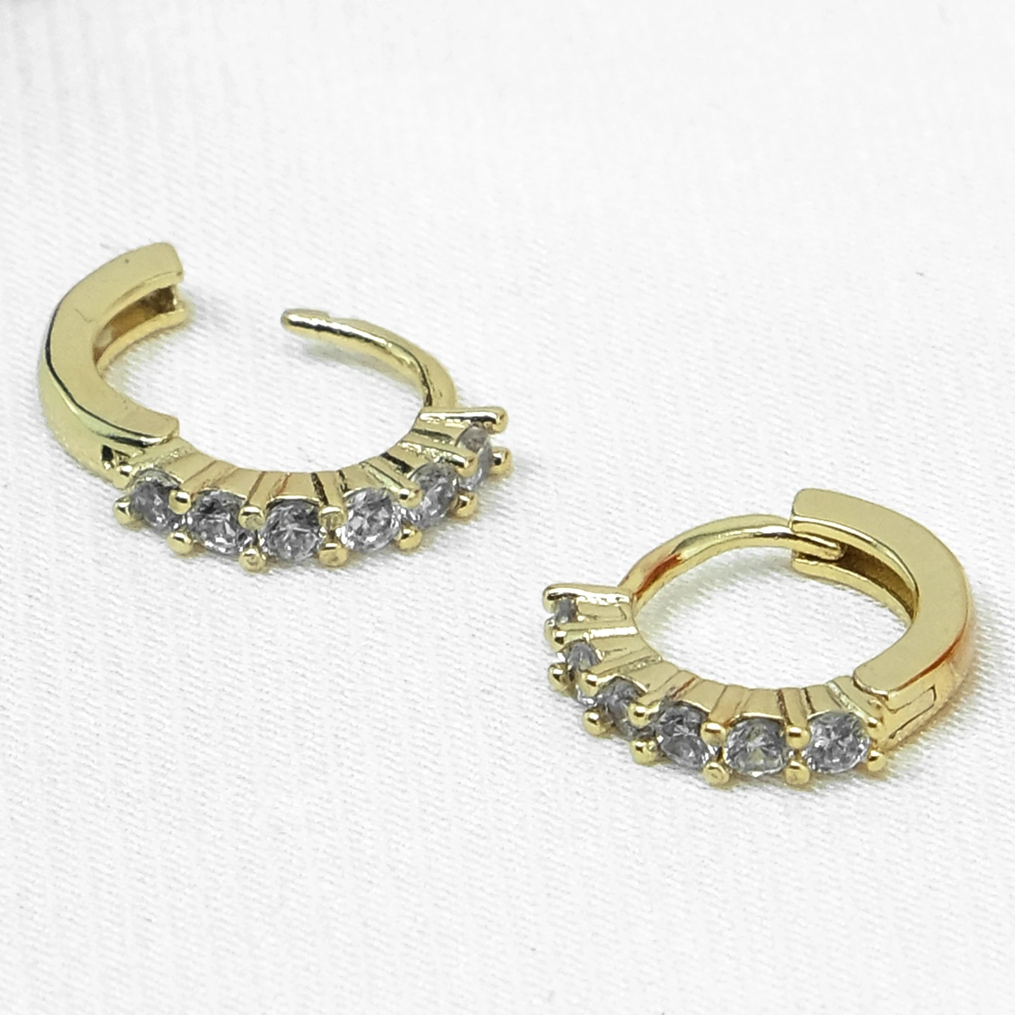 ALTIN KAPLAMA SIRA TAŞLI KÜPE