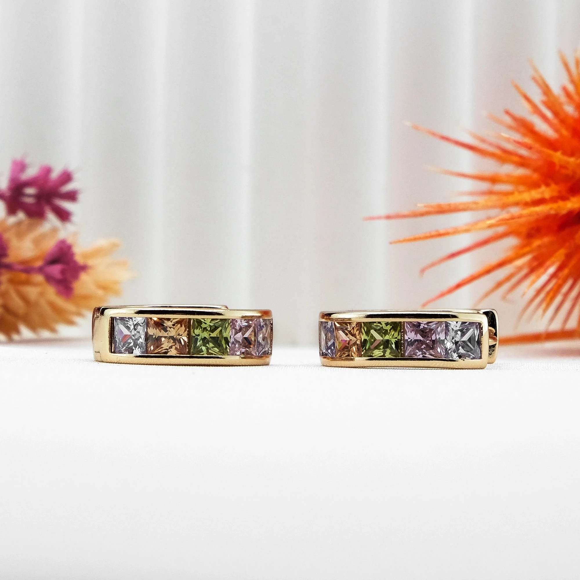 ALTIN KAPLAMA KARE RENKLİ TAŞLI KÜPE