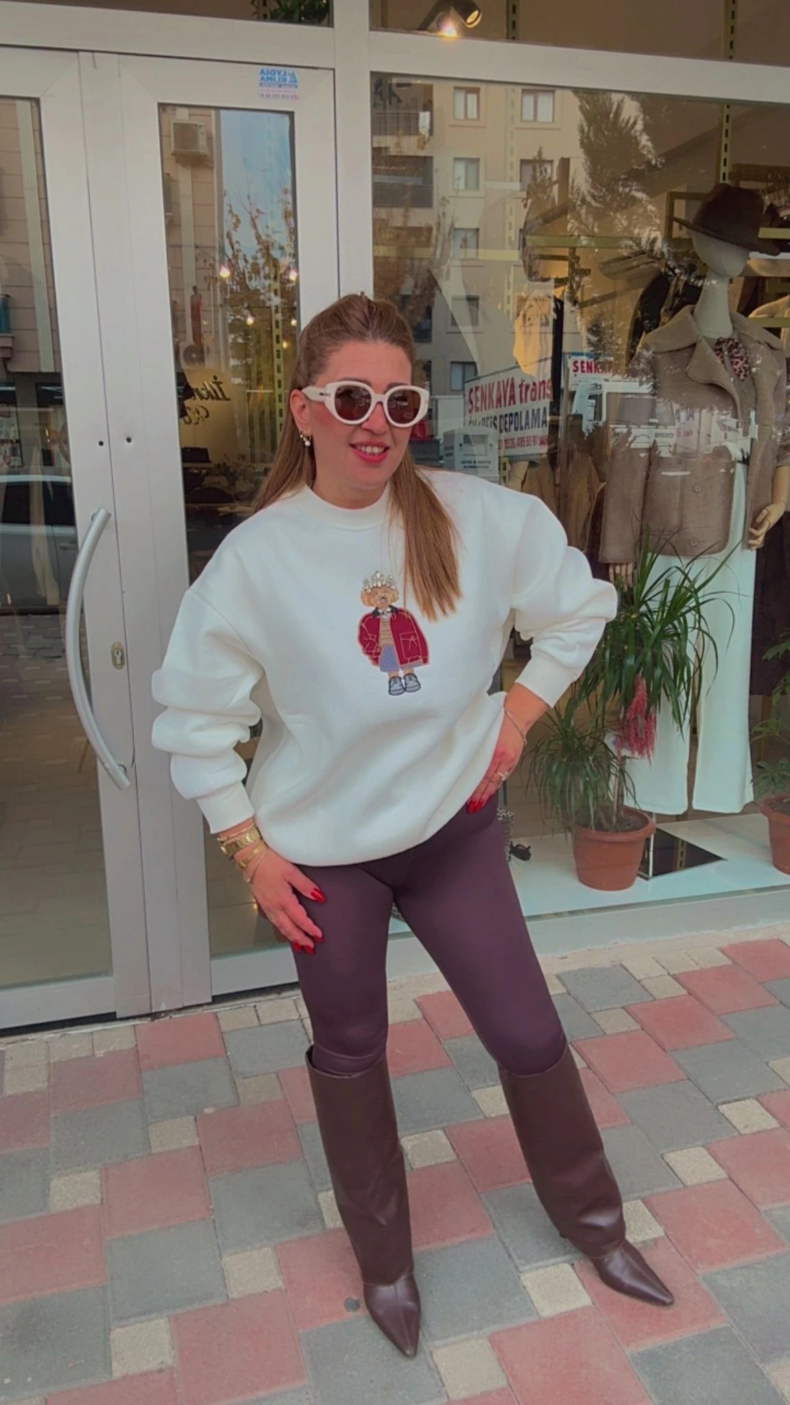 Köpek Desenli Taş İşlemeli Sweattshırt