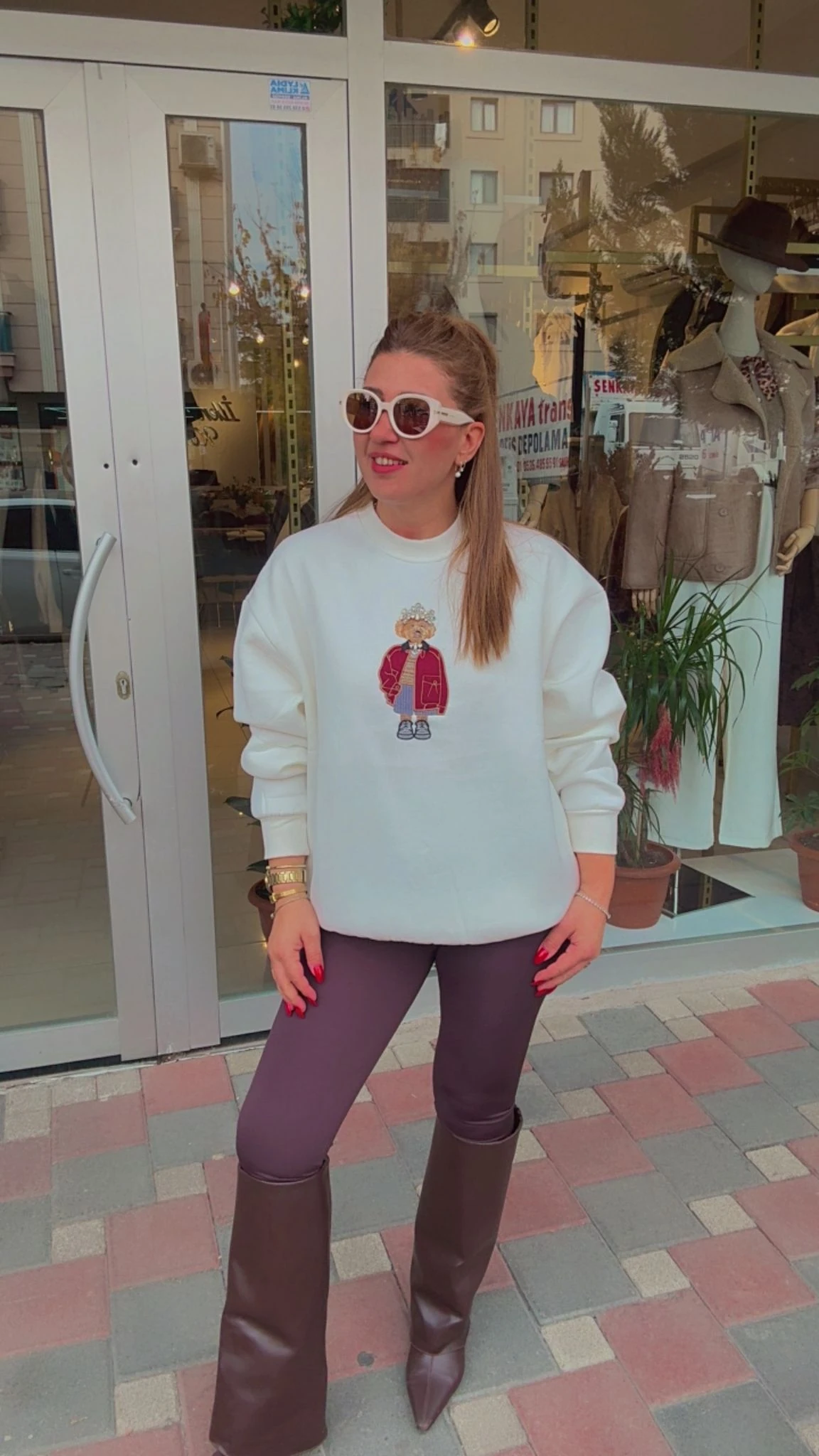 Köpek Desenli Taş İşlemeli Sweattshırt