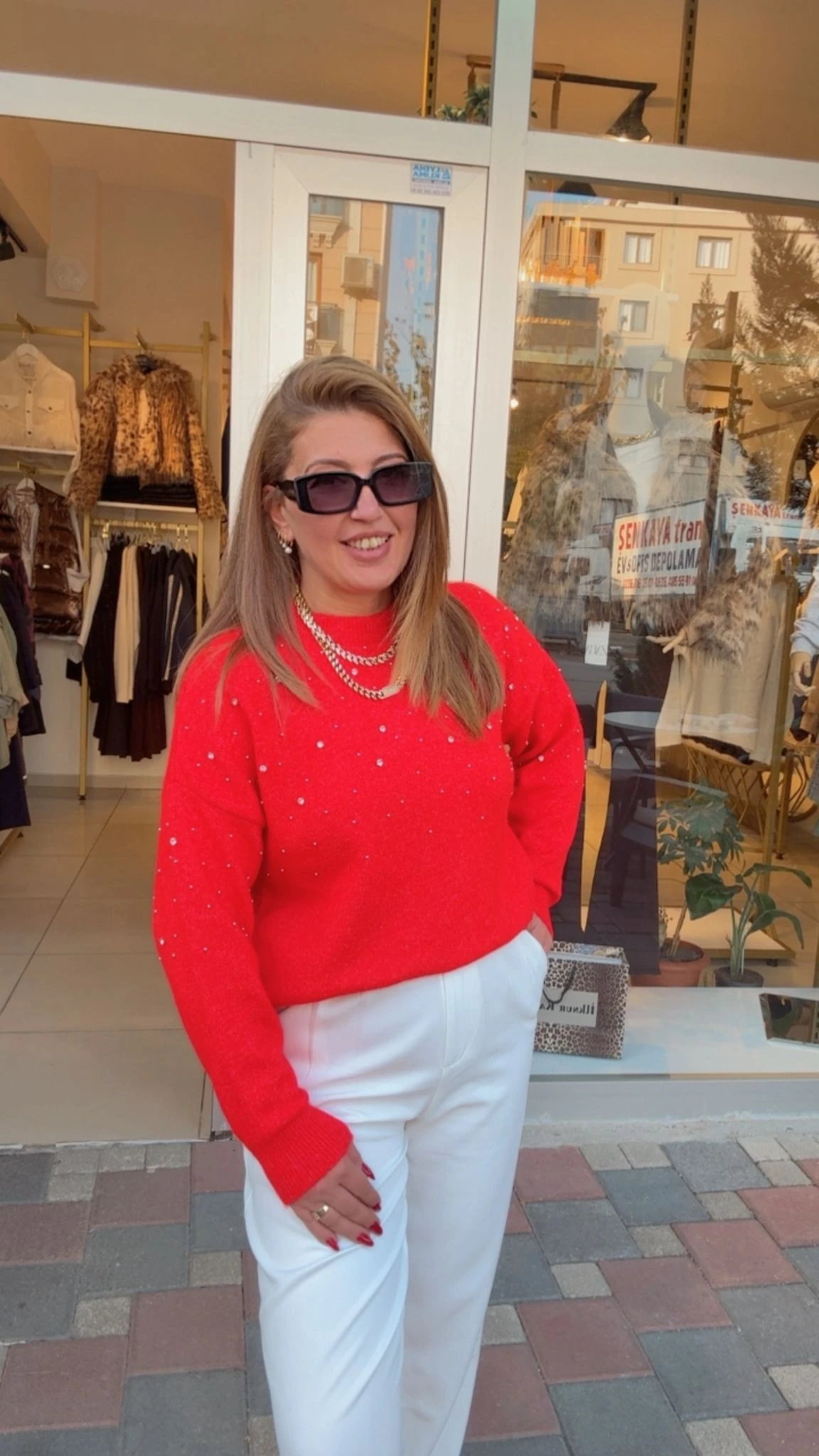 TAŞ İŞLEMELİ YUMOŞ KAZAK