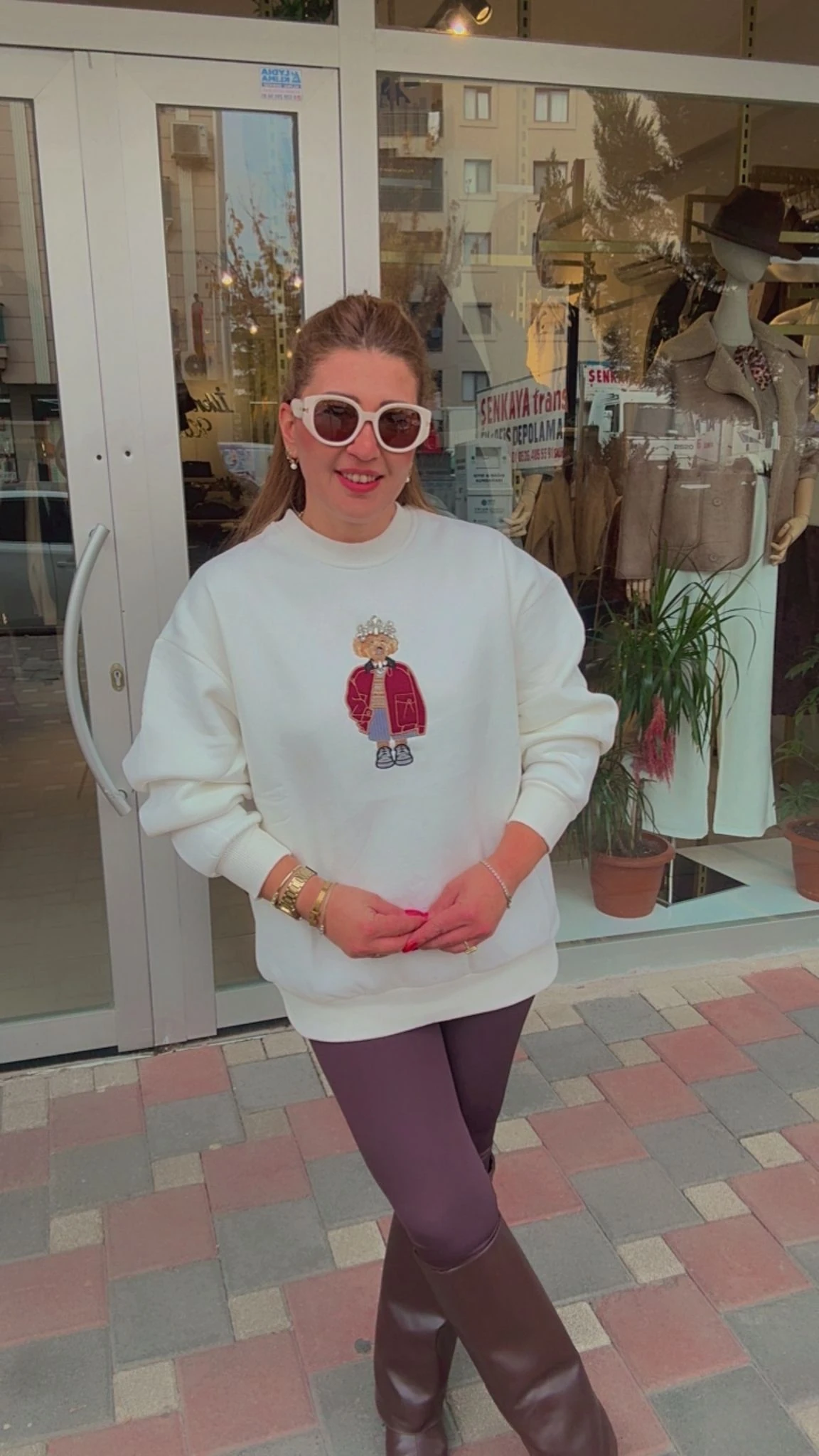 Köpek Desenli Taş İşlemeli Sweattshırt