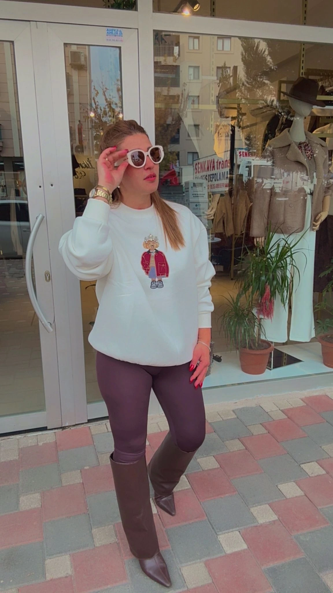 Köpek Desenli Taş İşlemeli Sweattshırt