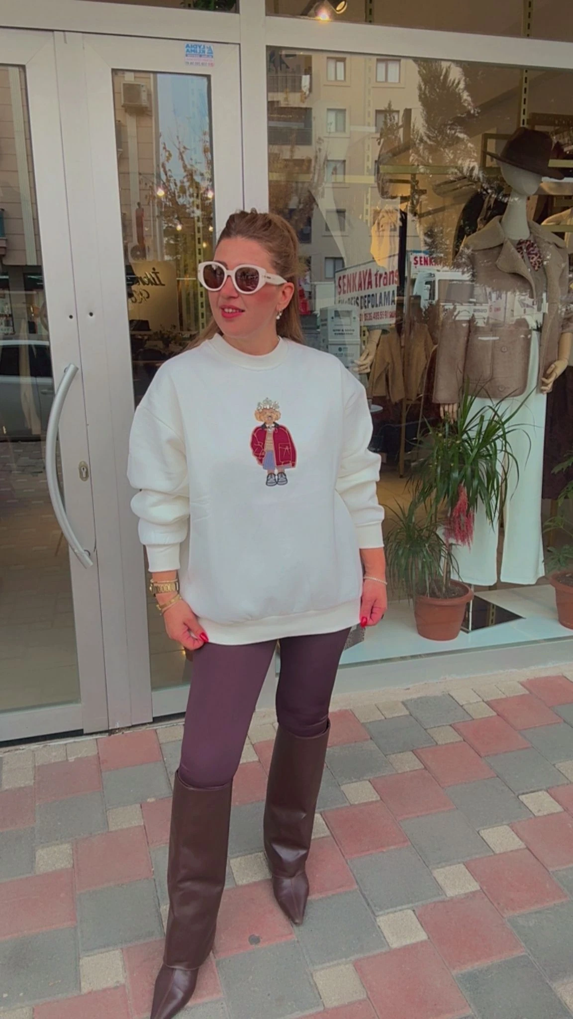 Köpek Desenli Taş İşlemeli Sweattshırt