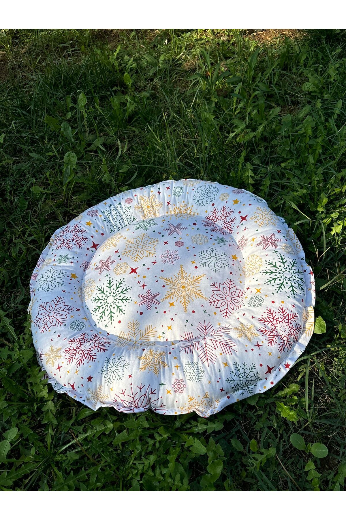 Yılbaşı Konseptli Kedi ve Köpek Yatağı Minderi (Rengarenk Kar Taneleri) 50x50 cm yuvarlak