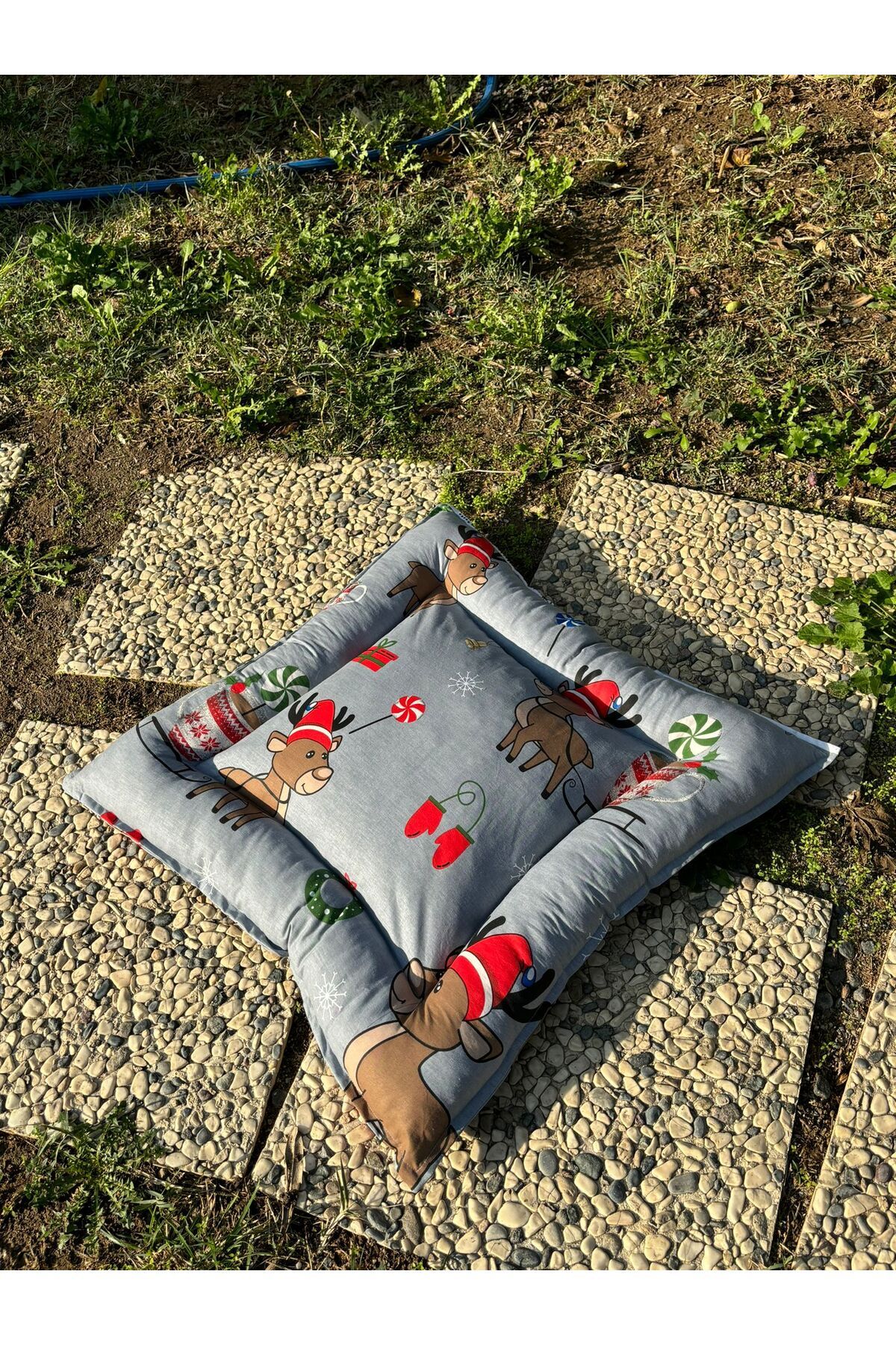 Yılbaşı Konseptli Kedi ve Köpek Yatağı Minderi (Yılbaşı Geyikleri) 50x50 cm Kare