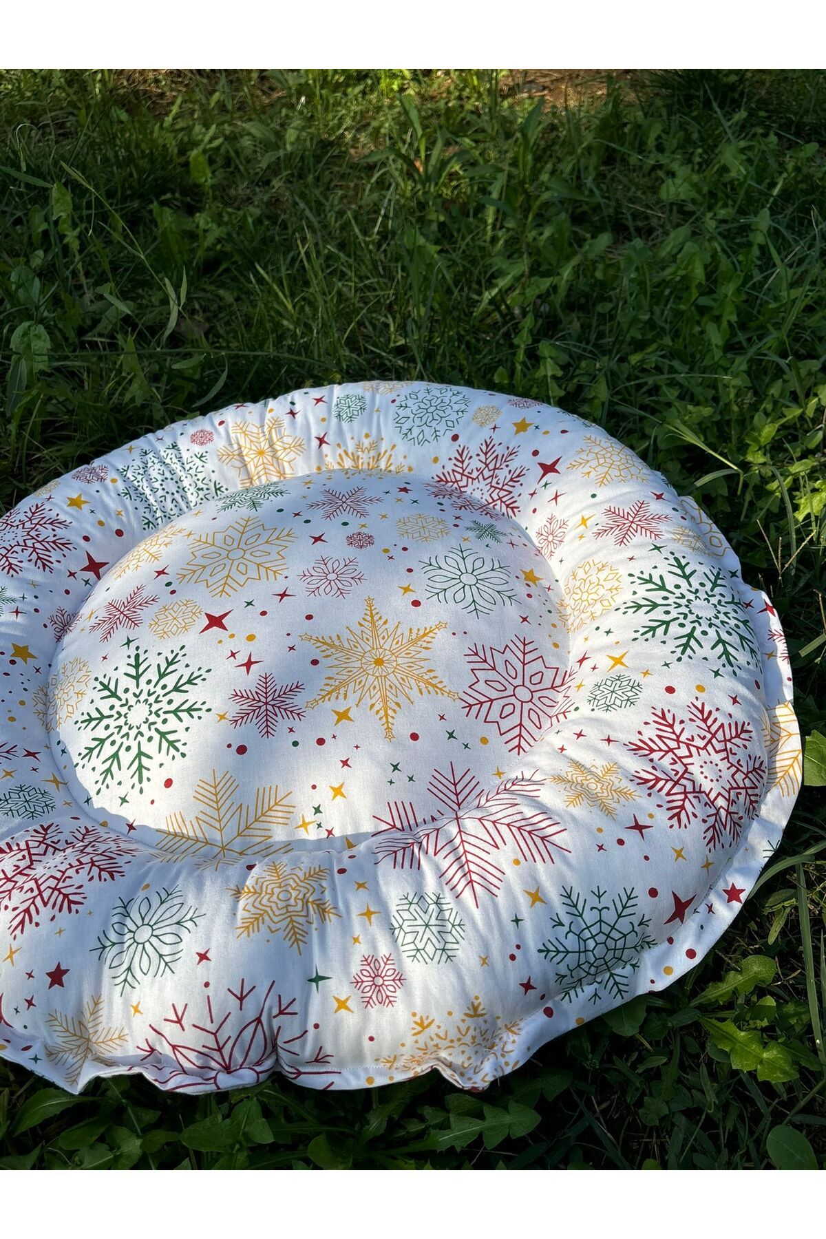 Yılbaşı Konseptli Kedi ve Köpek Yatağı Minderi (Rengarenk Kar Taneleri) 50x50 cm yuvarlak