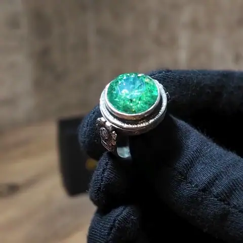 Zümrüt Yeşili Moissanite Çiçek Tezyinatlı Luxury Gümüş Yüzük yakından