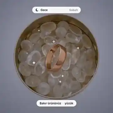 Bakır takıların kristal kuvars taşları dolu kutuda bekletilmesi