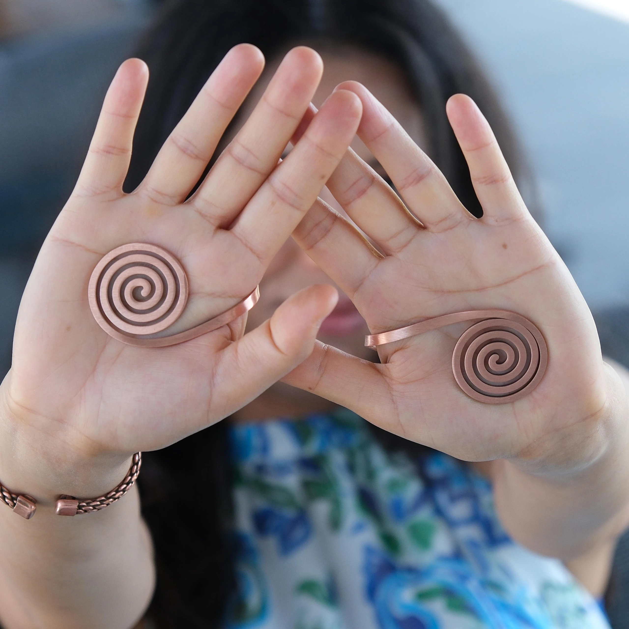 Spiral Formlu Avuç İçi Bakır Tasarım