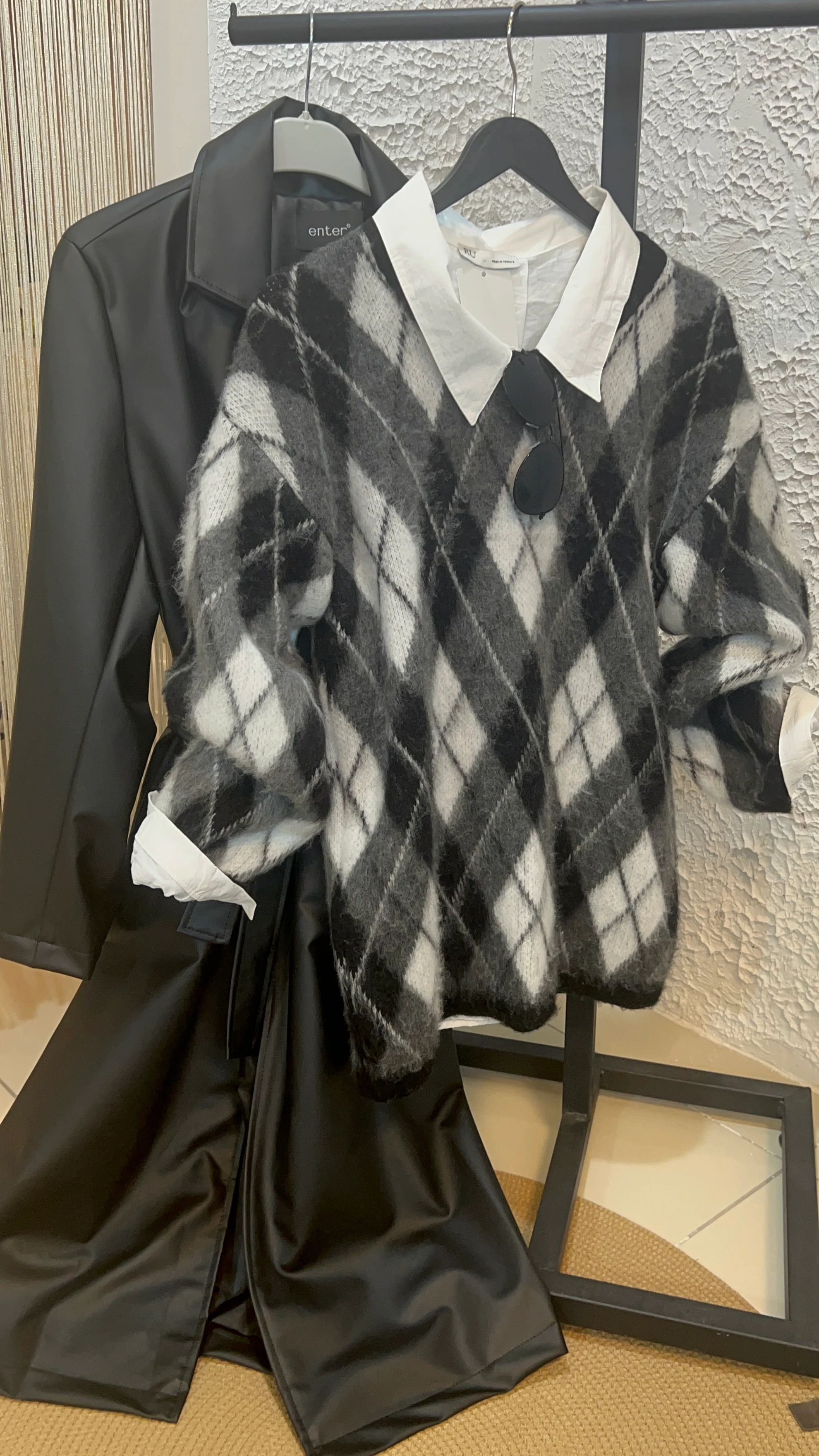 Siyah-Beyaz Baklava Desenli Kazak