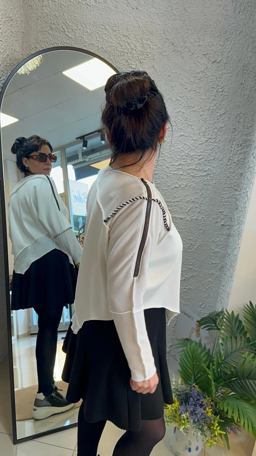 KREM OMUZLARI FERMUARLI BLUZ