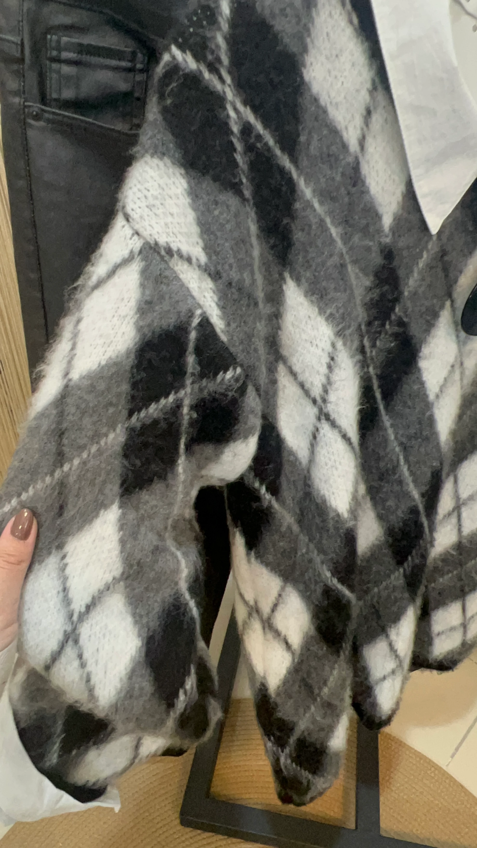 Siyah-Beyaz Baklava Desenli Kazak