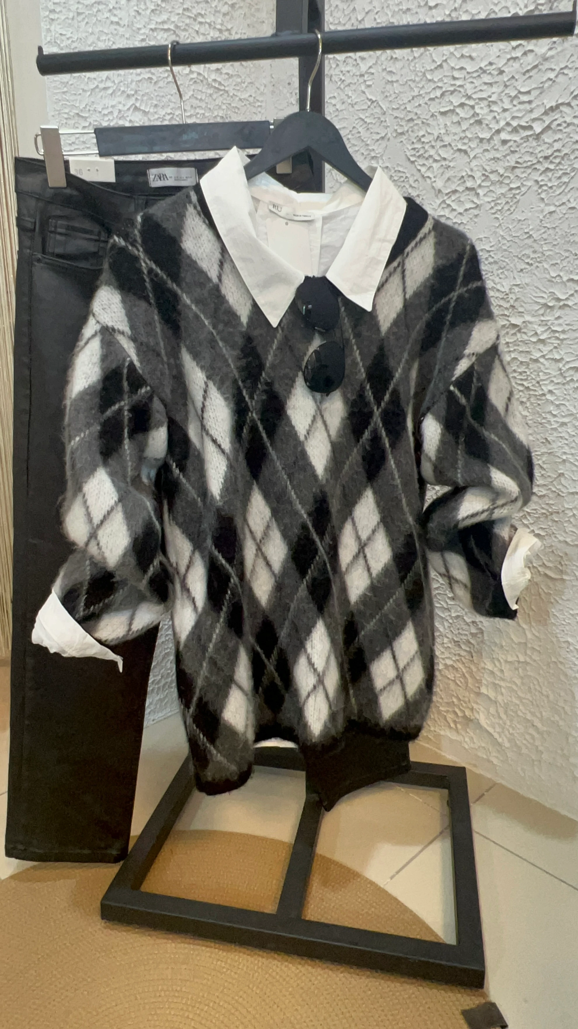 Siyah-Beyaz Baklava Desenli Kazak